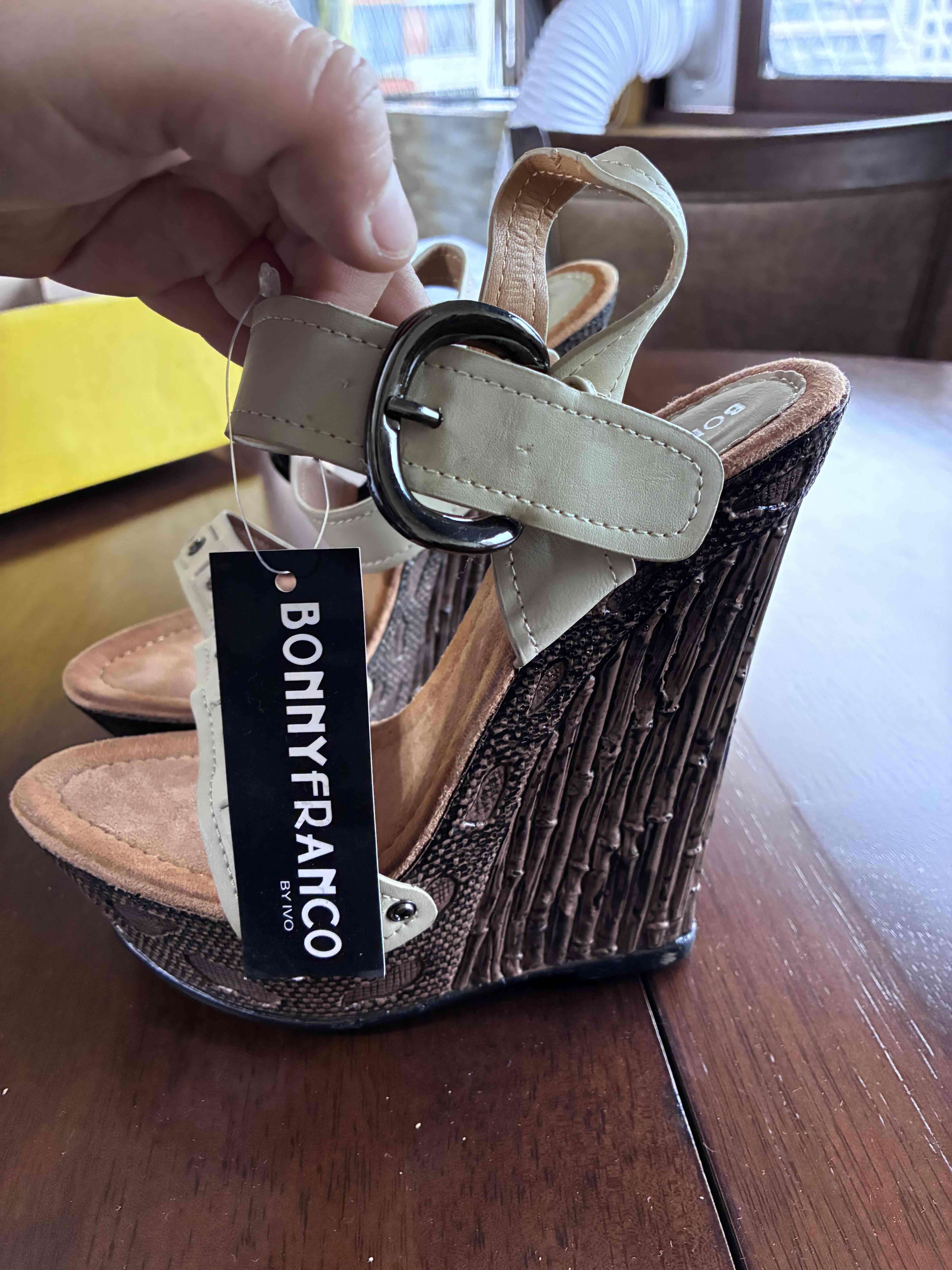 Sandalias beige con tacos Bonnyfranco - miniatura 3