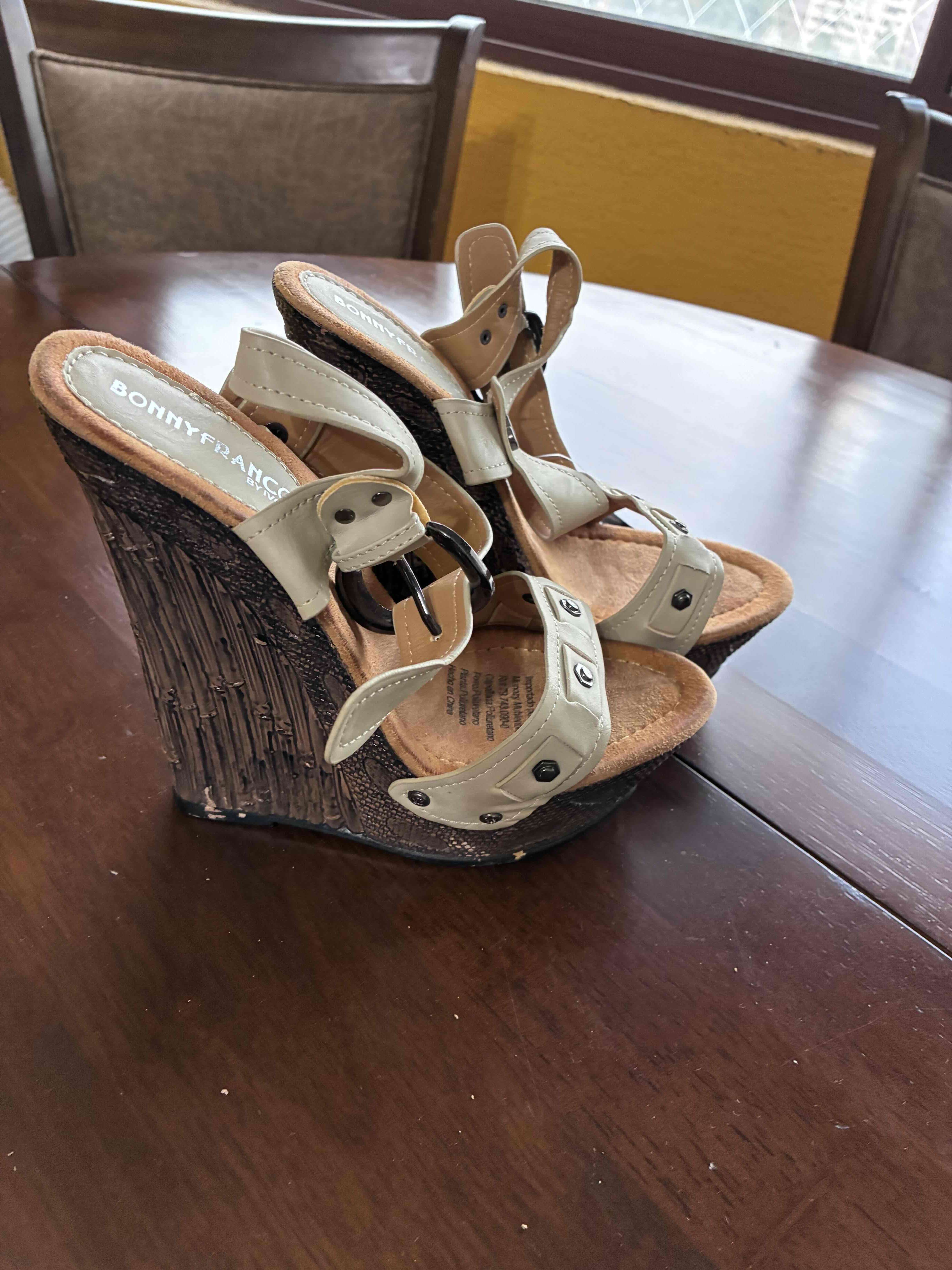 Sandalias beige con tacos Bonnyfranco - miniatura 5