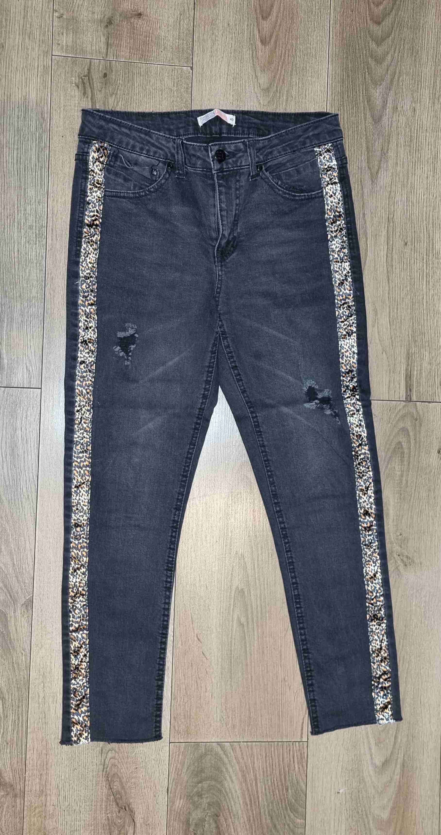 Jeans negros con detalles animal print - miniatura 2