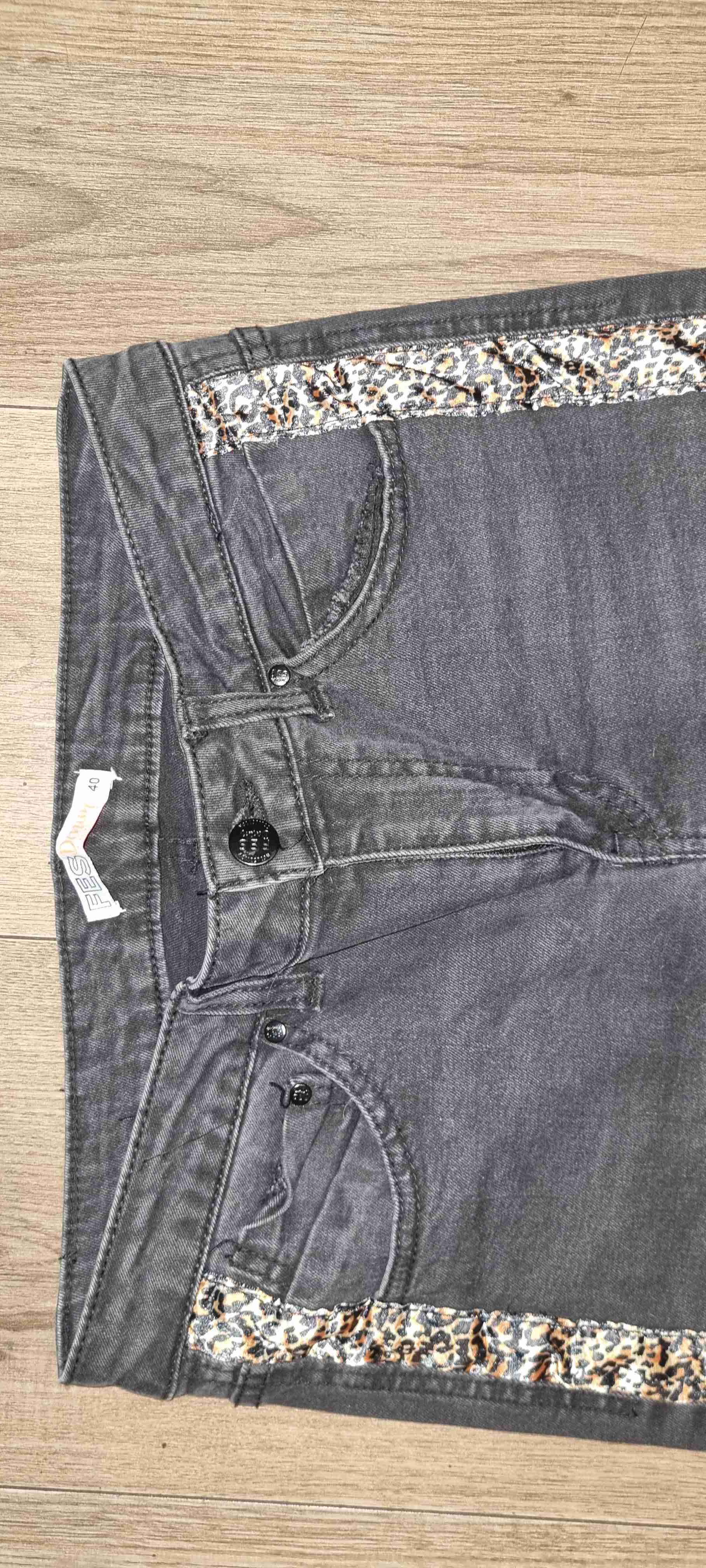 Jeans negros con detalles animal print - miniatura 3