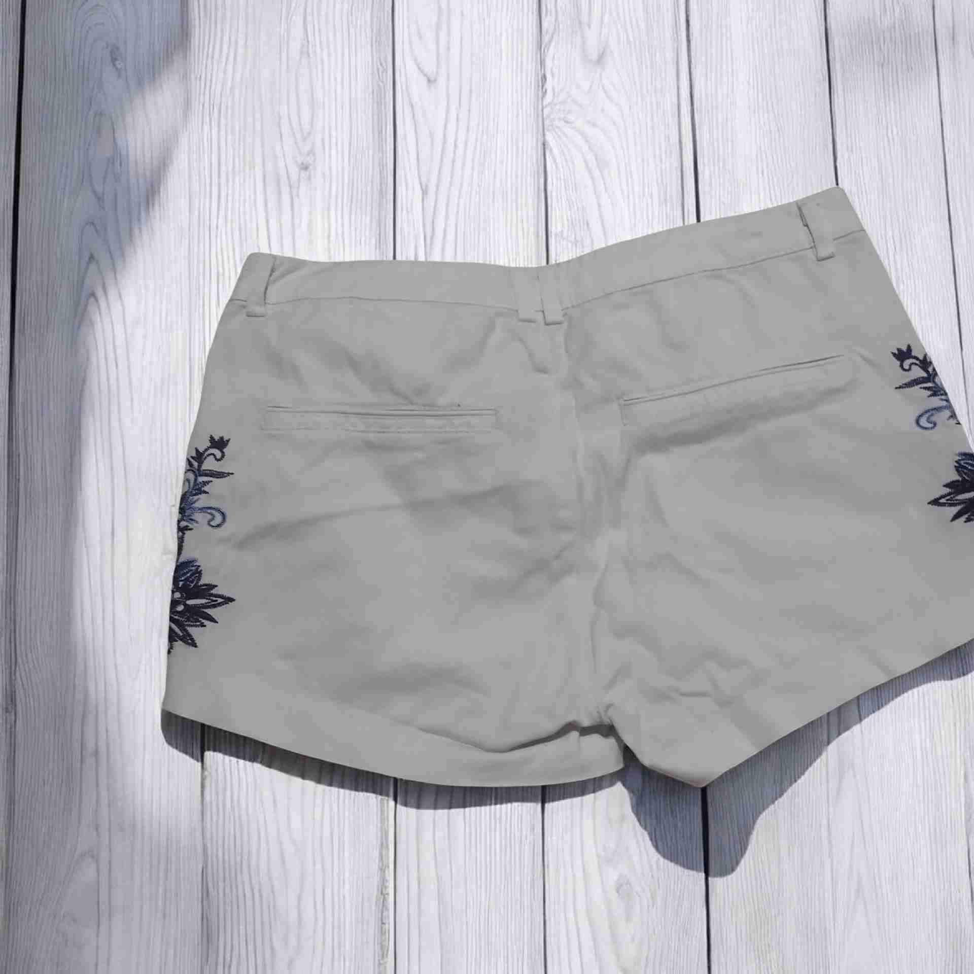 Shorts blancos con bordado azul - miniatura 2