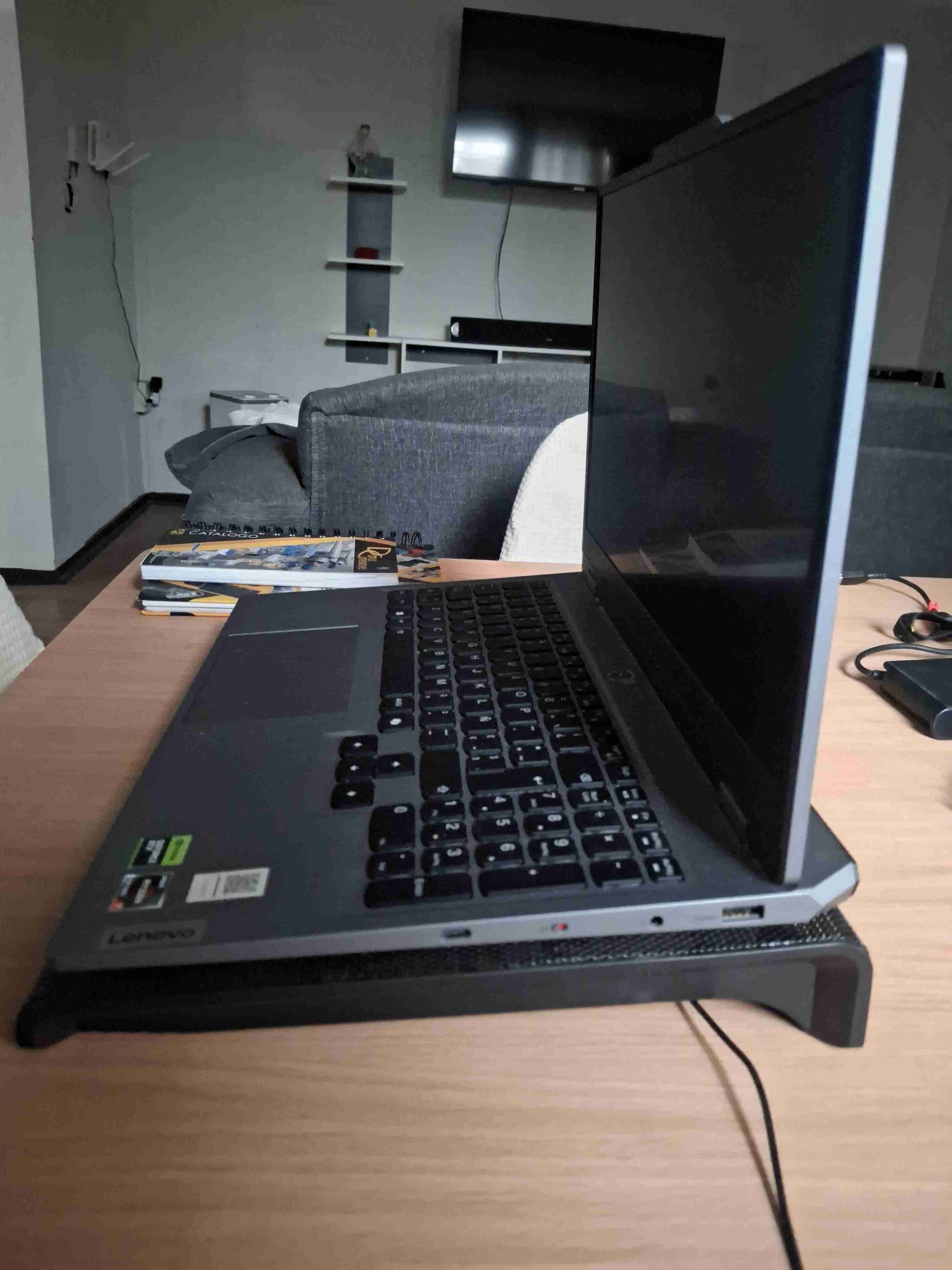 Laptop Lenovo Gamer - miniatura 3