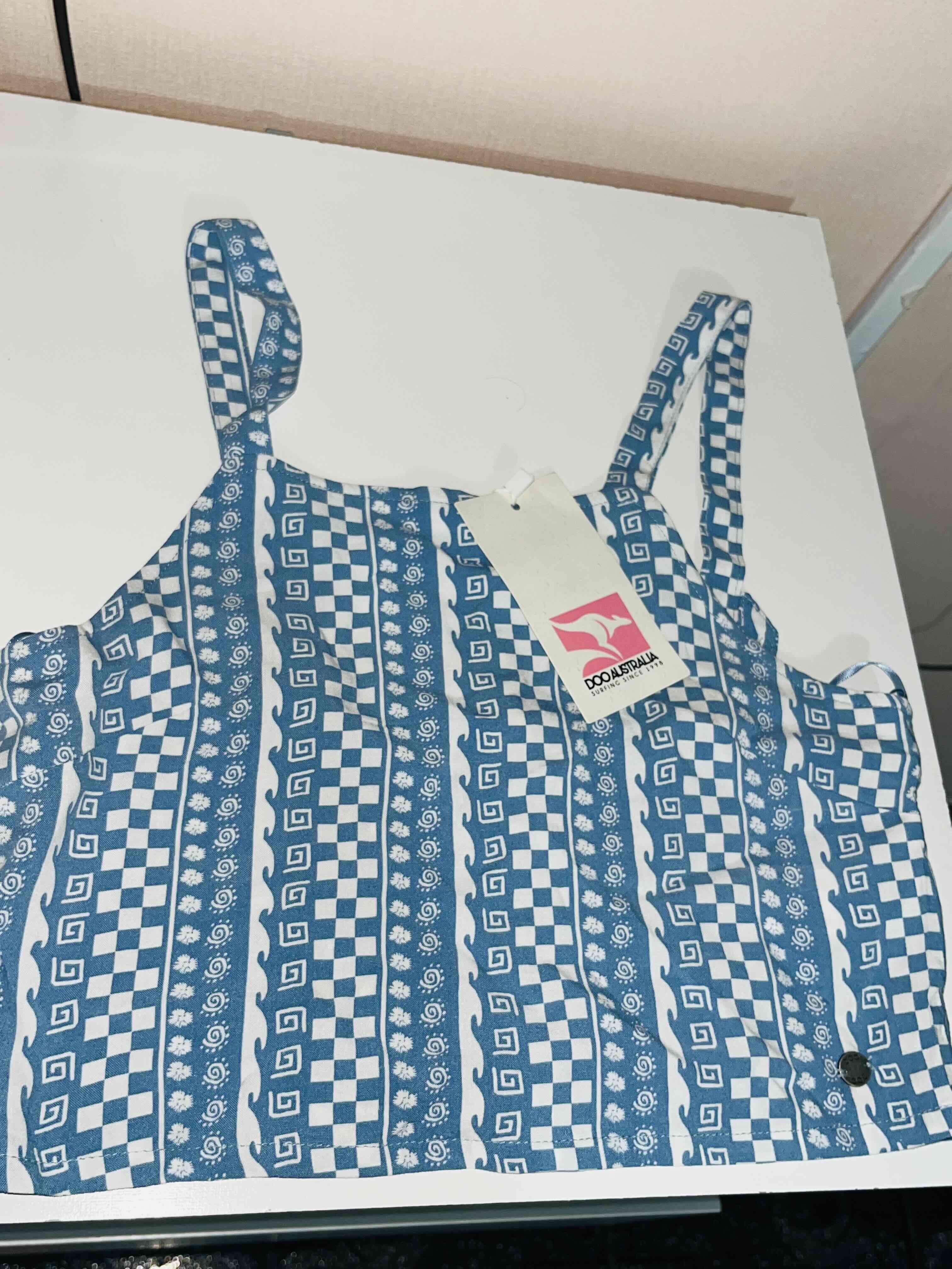 Top azul con diseño geométrico - miniatura 1