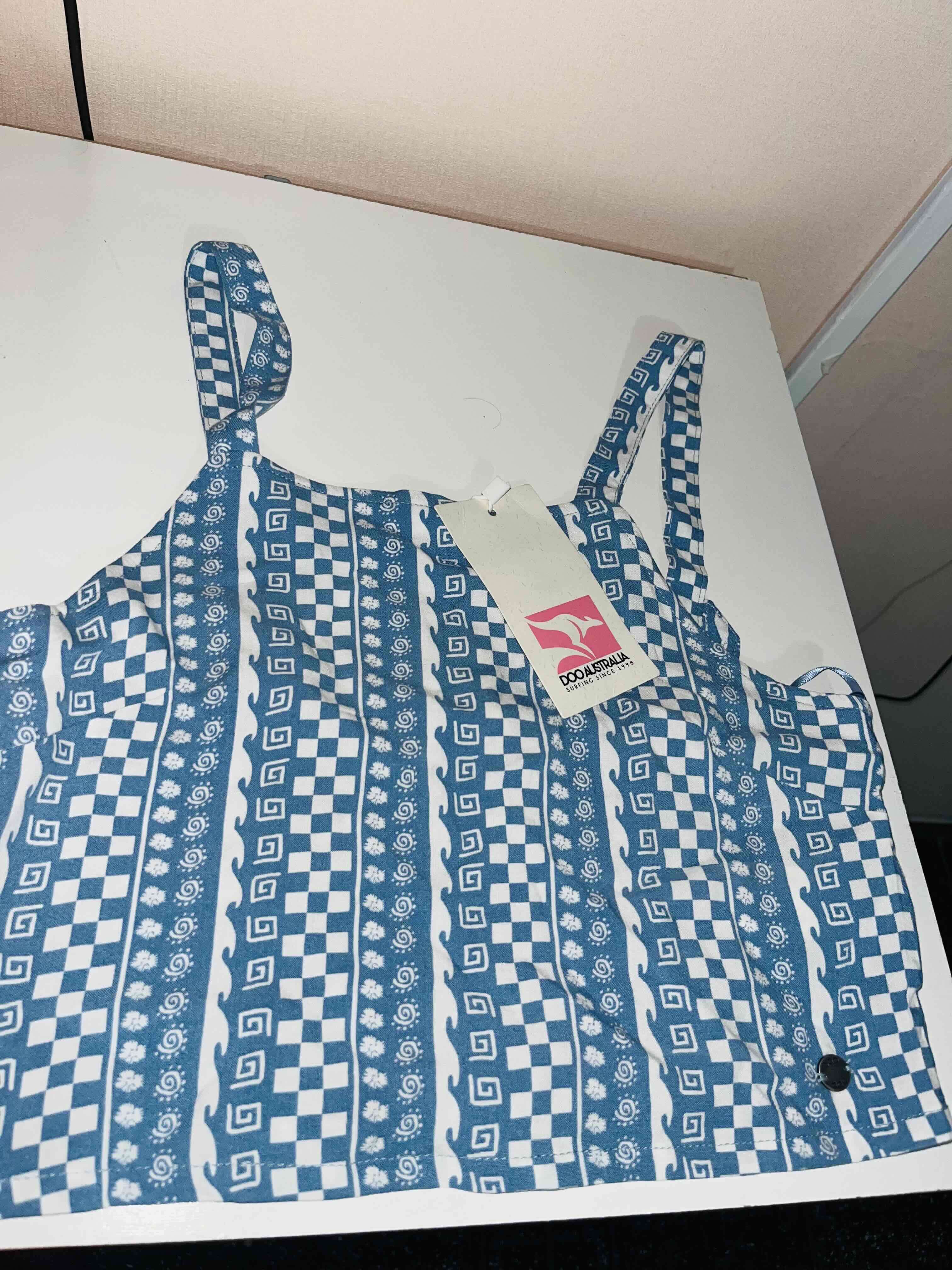 Top azul con diseño geométrico - miniatura 2