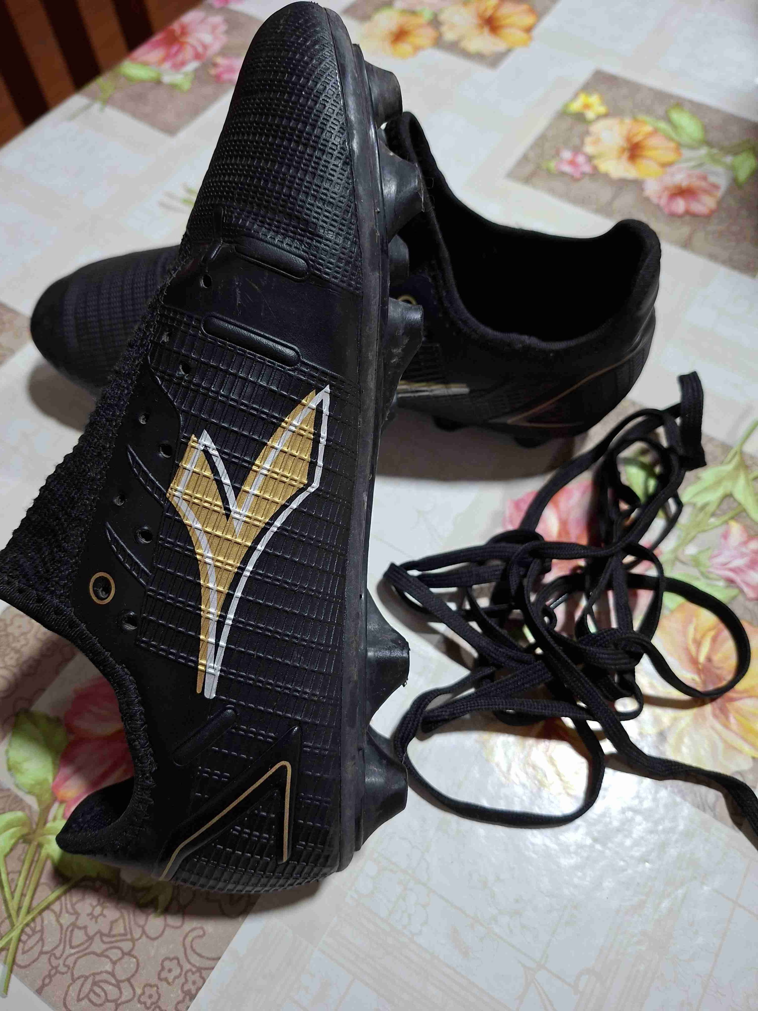 Botines de fútbol negros con logo - miniatura 1