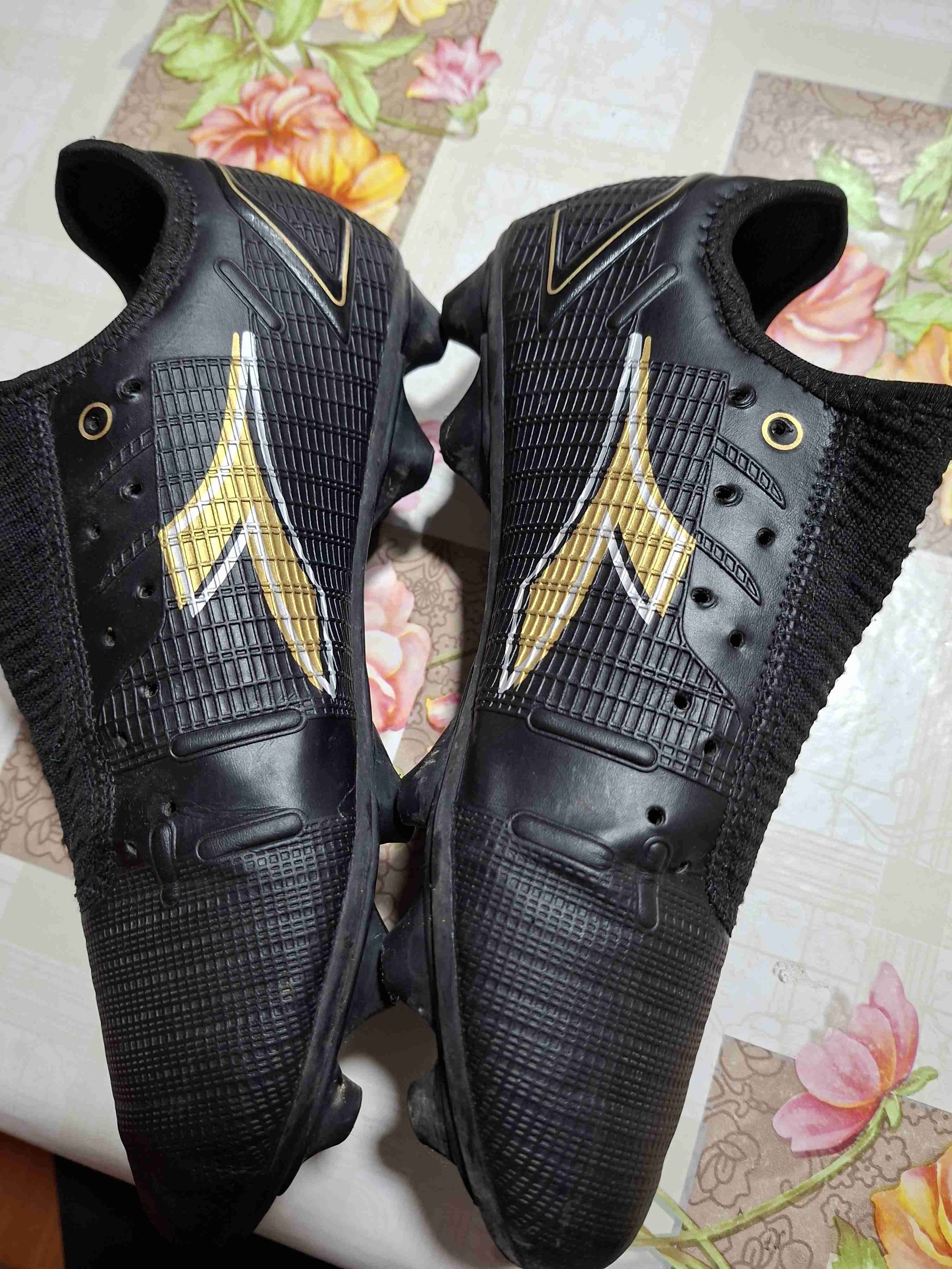 Botines de fútbol negros con logo - miniatura 2