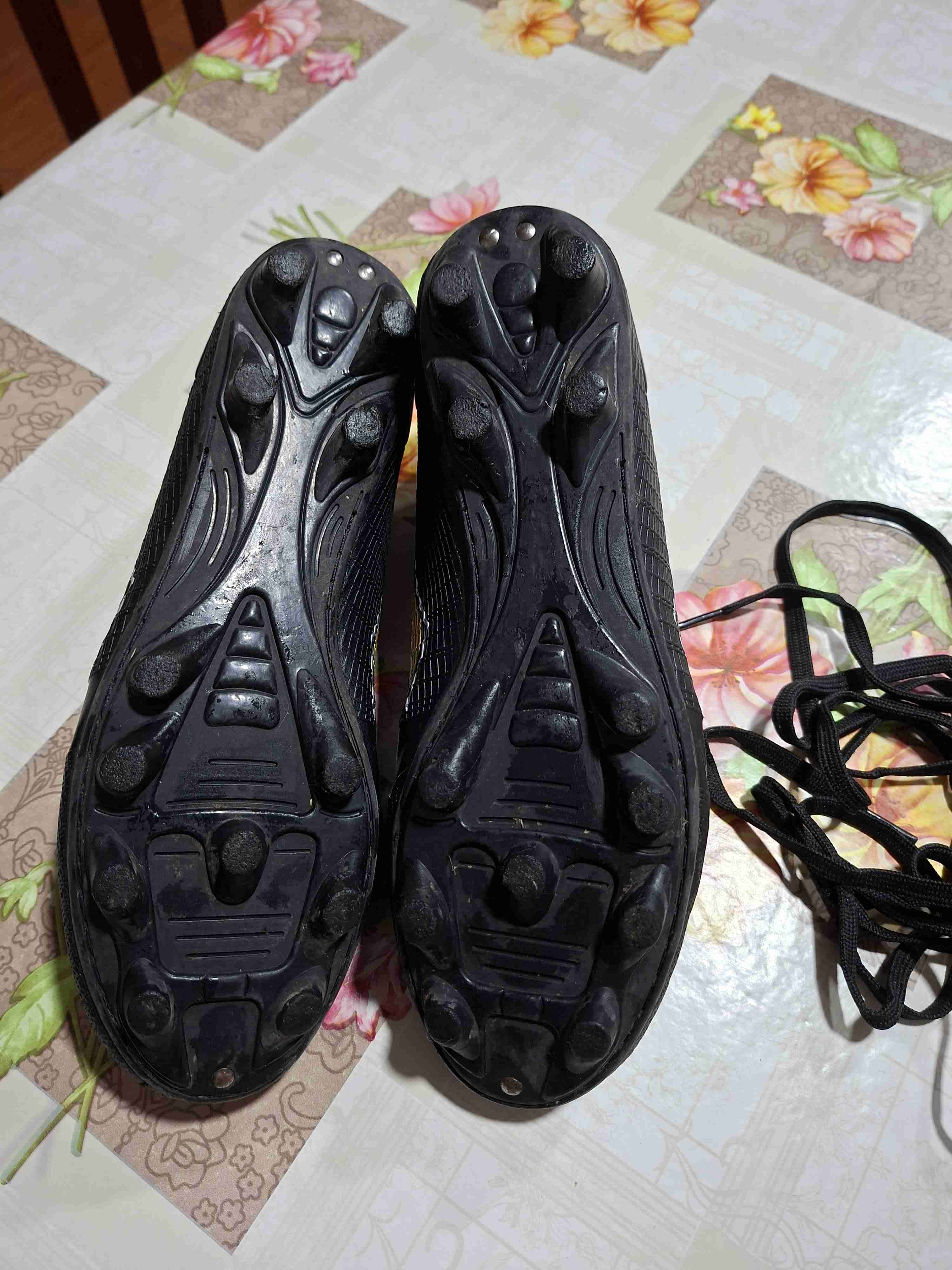 Botines de fútbol negros con logo - miniatura 3