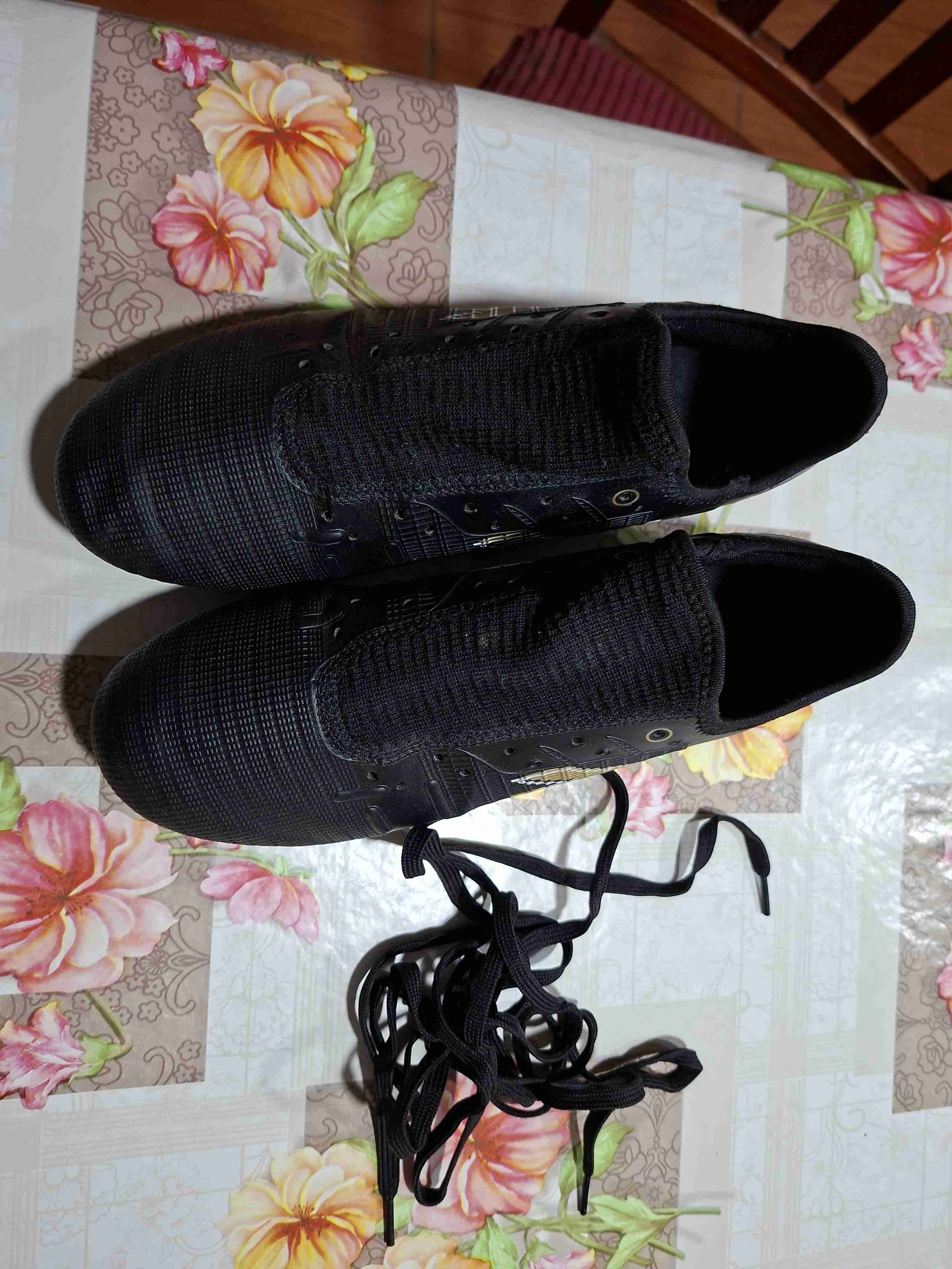 Botines de fútbol negros con logo - miniatura 4