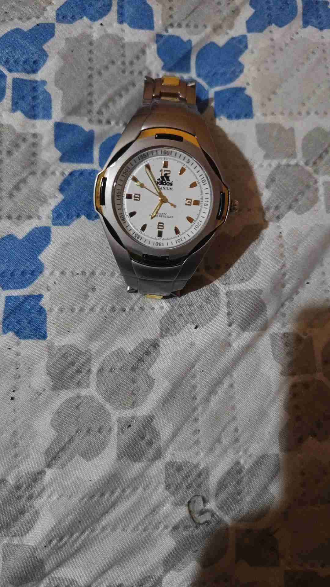 Reloj de pulsera metálico - miniatura 1