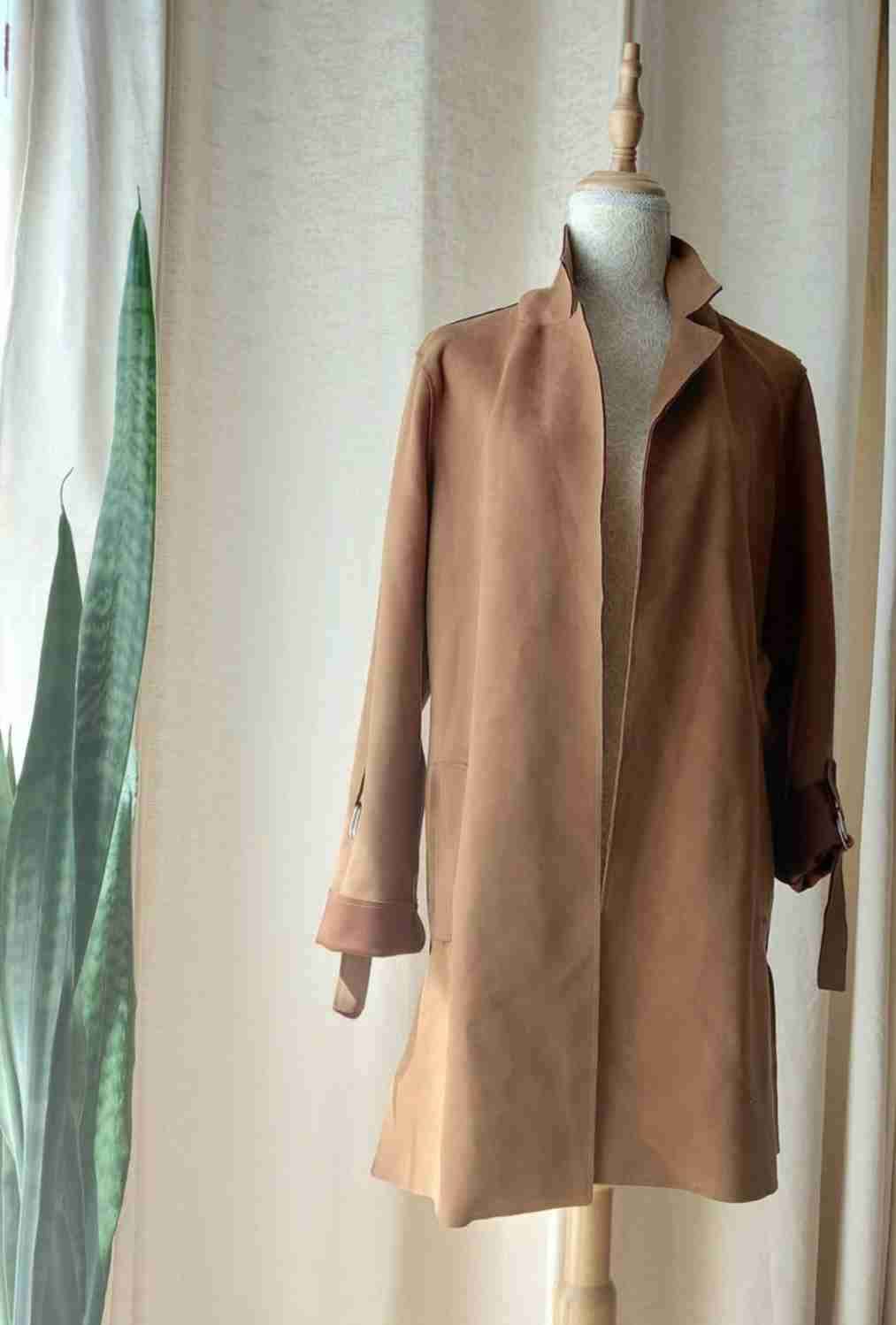 Abrigo marrón claro elegante - miniatura 1
