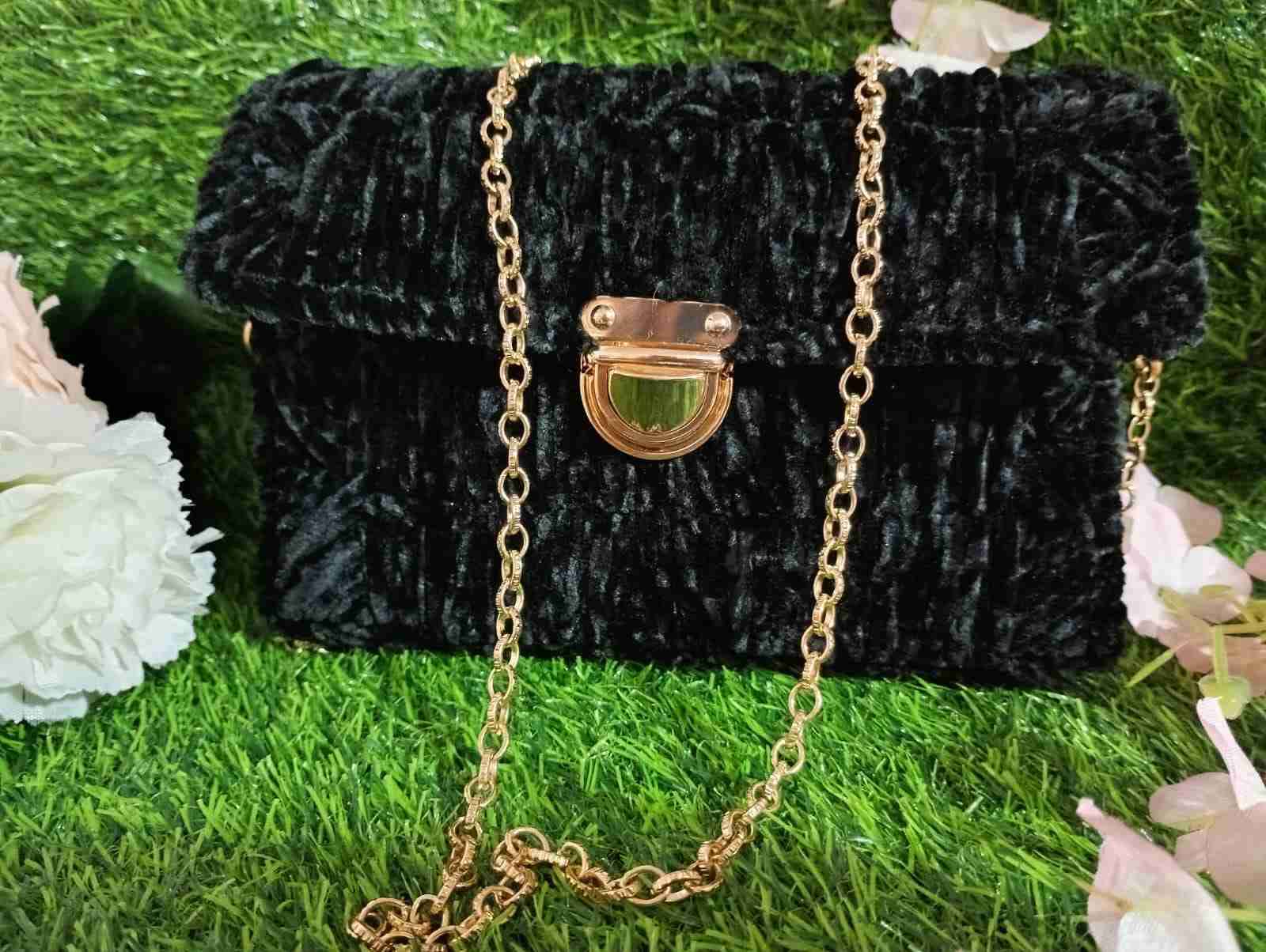 Cartera pequeña negra de terciopelo - miniatura 1