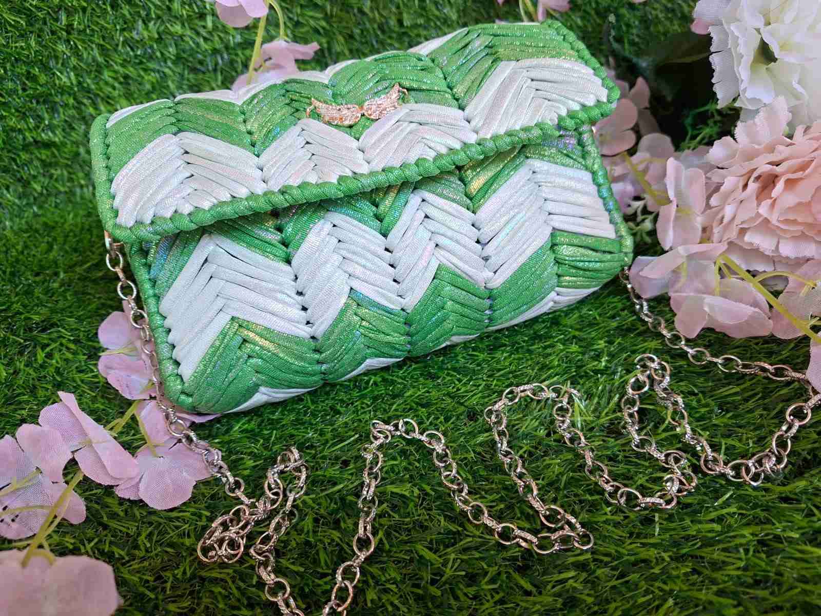 Cartera tejida verde y blanca - miniatura 1