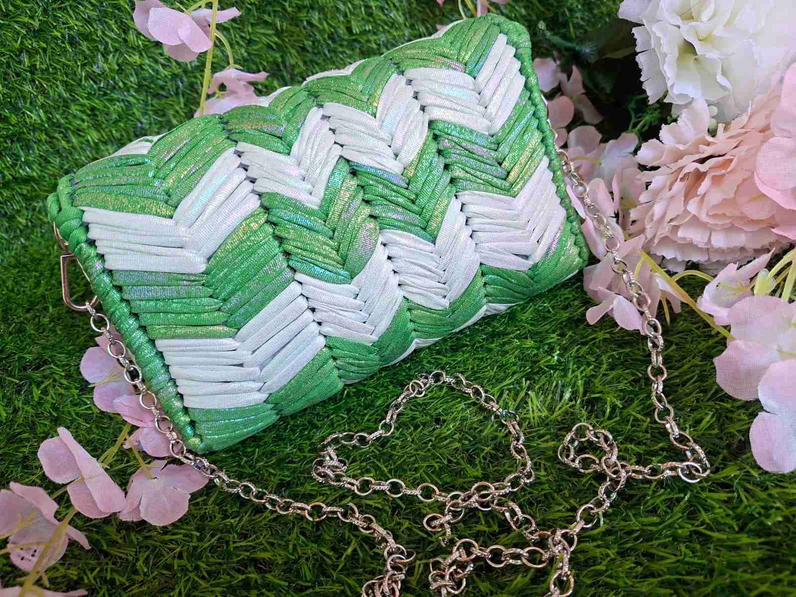 Cartera tejida verde y blanca - miniatura 2