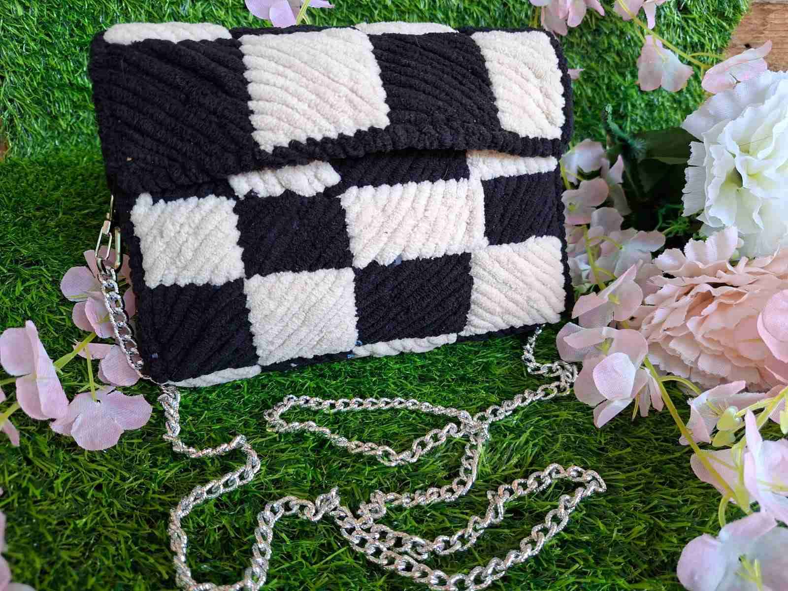 Cartera tejida verde y blanca - miniatura 5