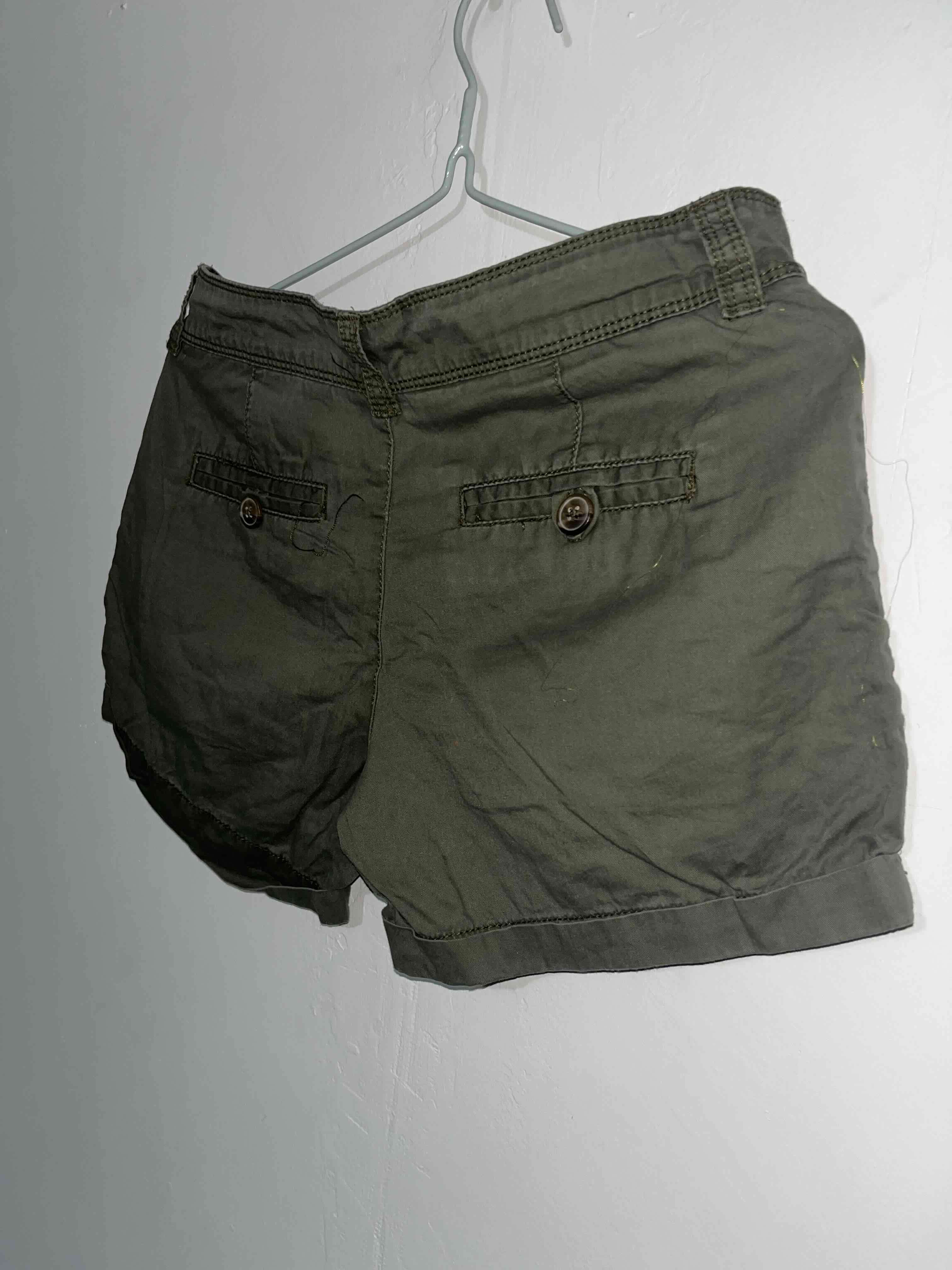 Short verde oliva casual - miniatura 2