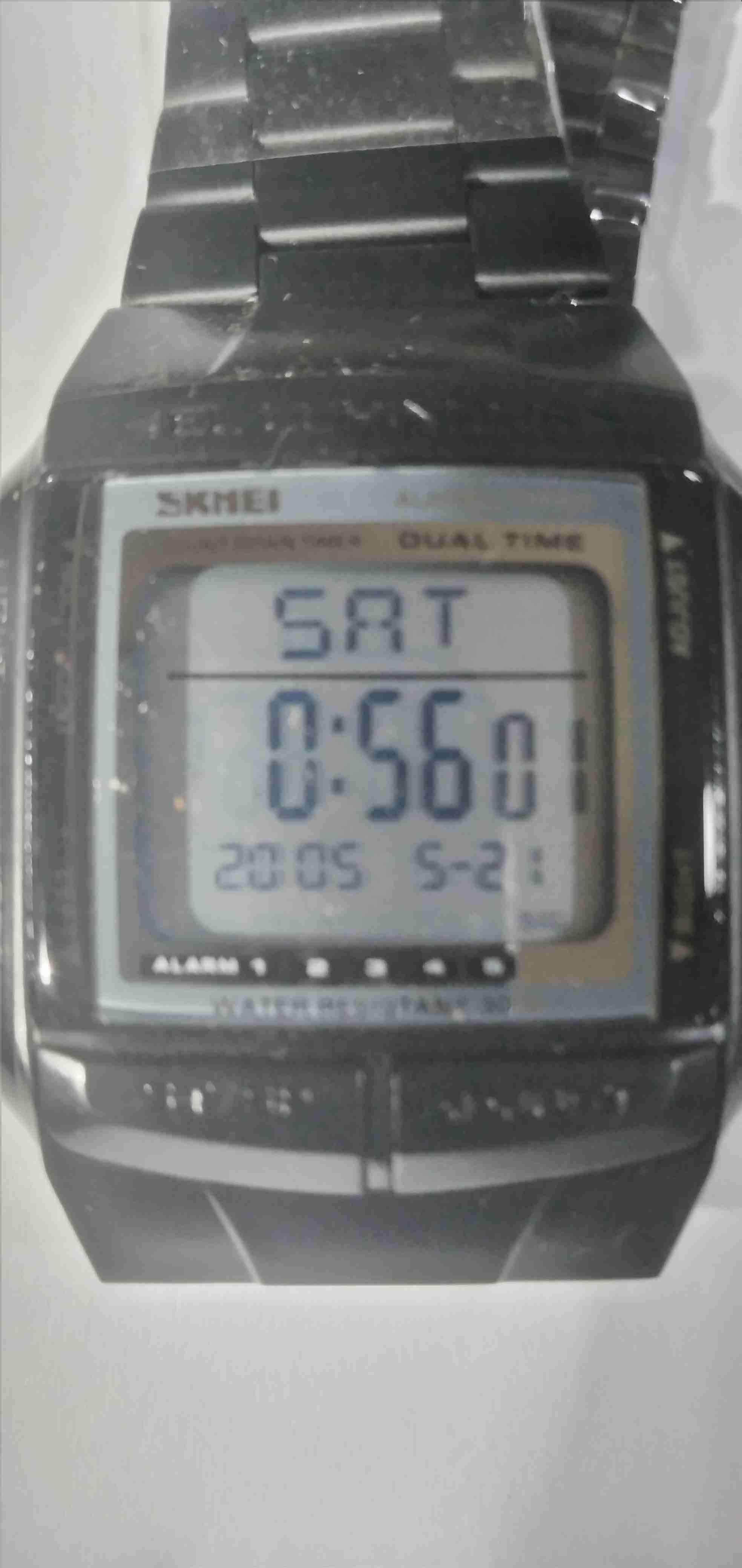 Reloj digital negro resistente al agua - miniatura 3