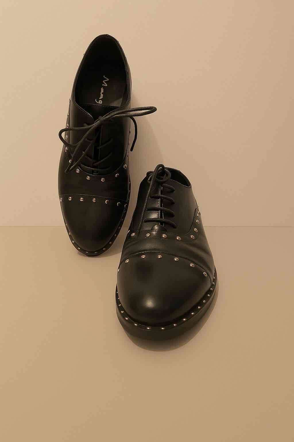 Zapatos negros con tachas