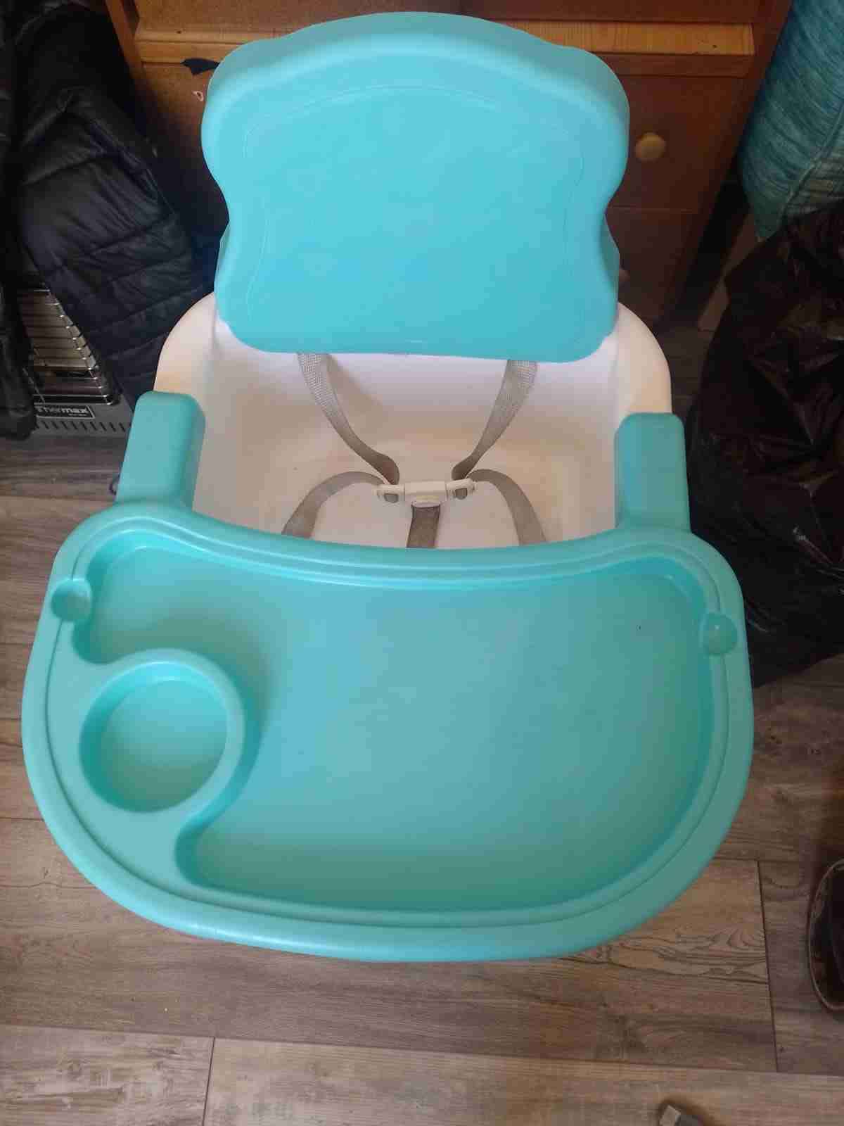 Silla alta para bebé blanca y celeste - miniatura 2