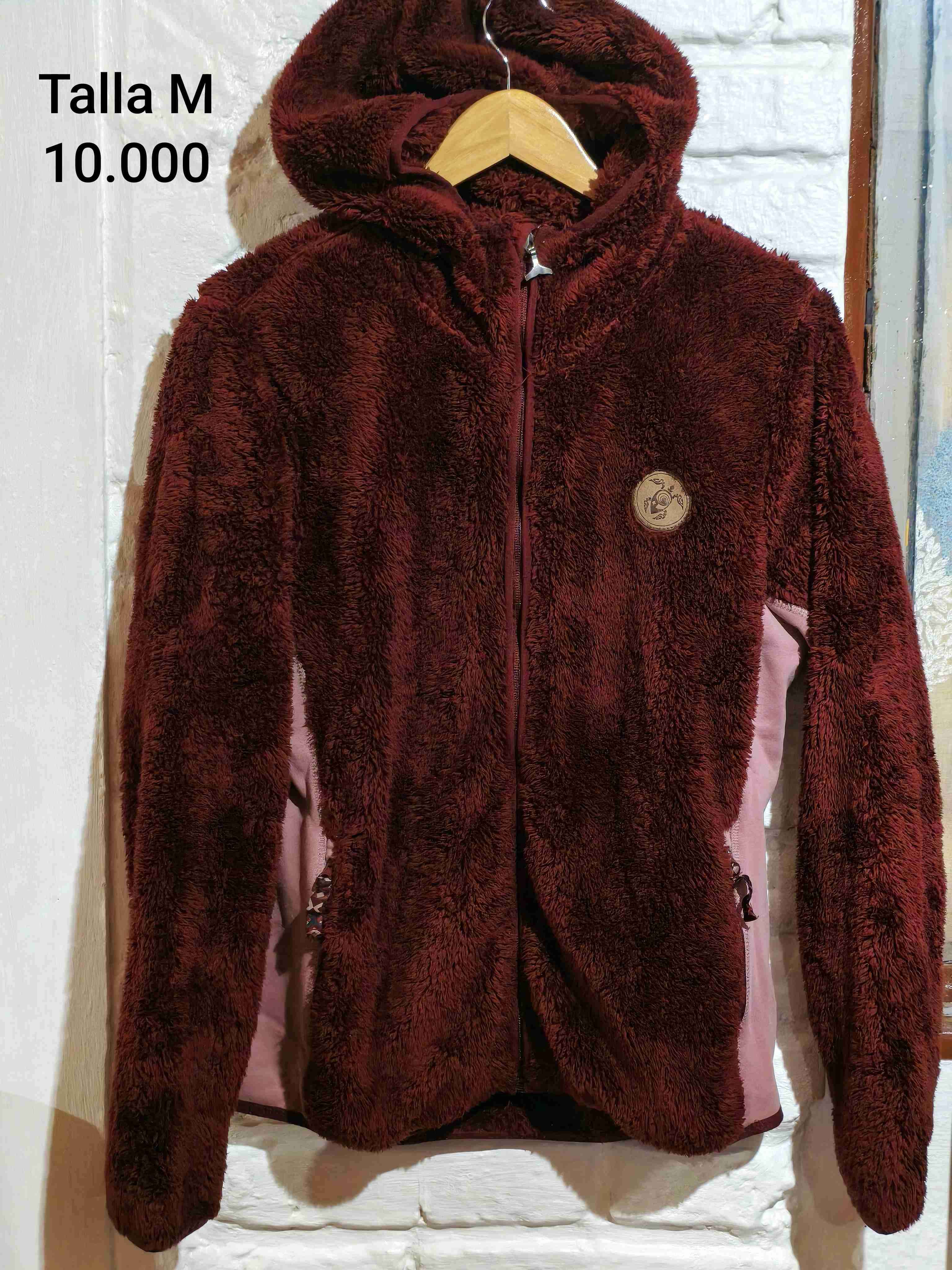 Chaqueta de polar burdeo con gorro