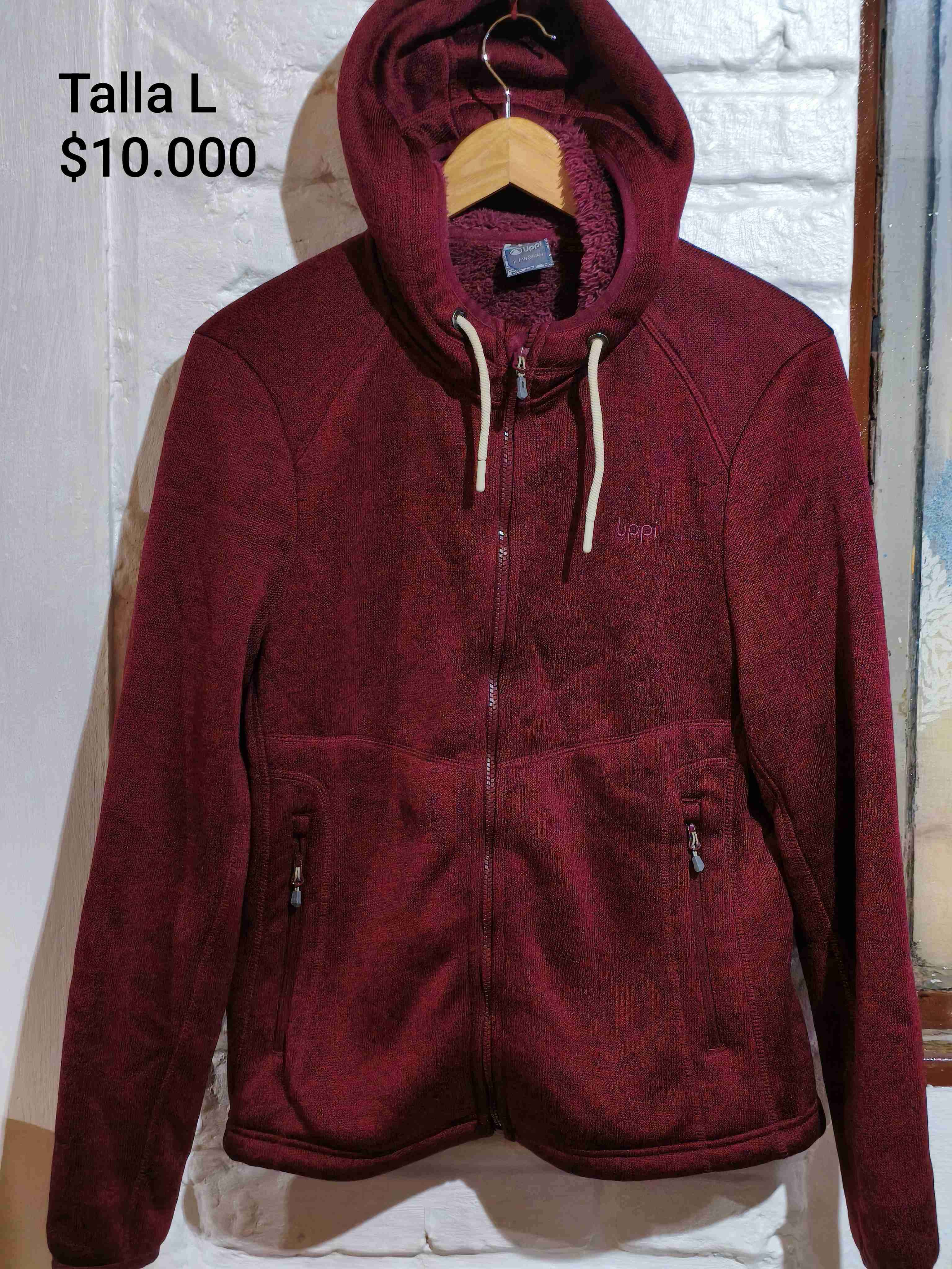 Chaqueta burdeo con capucha