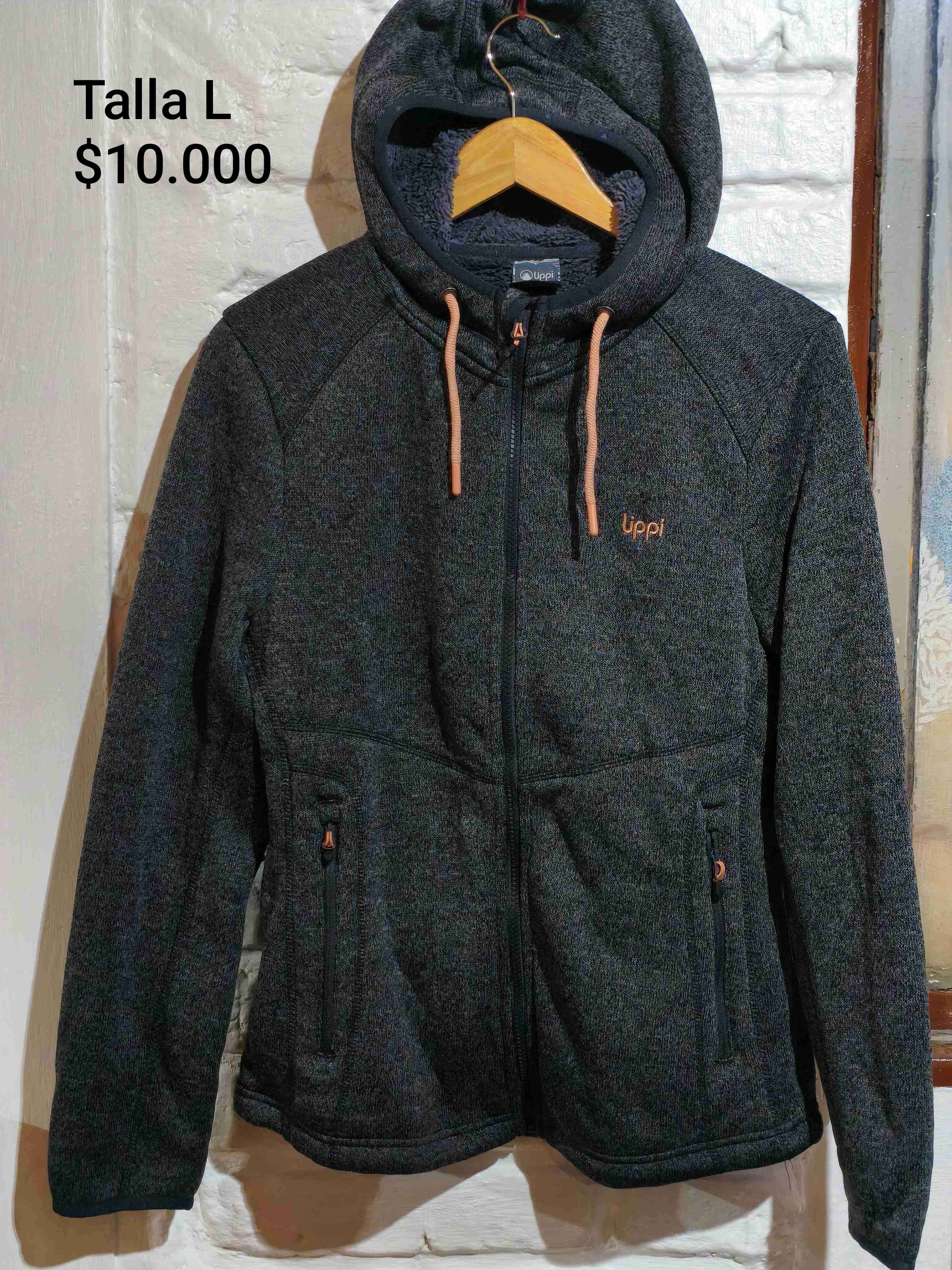 Polerón gris con capucha