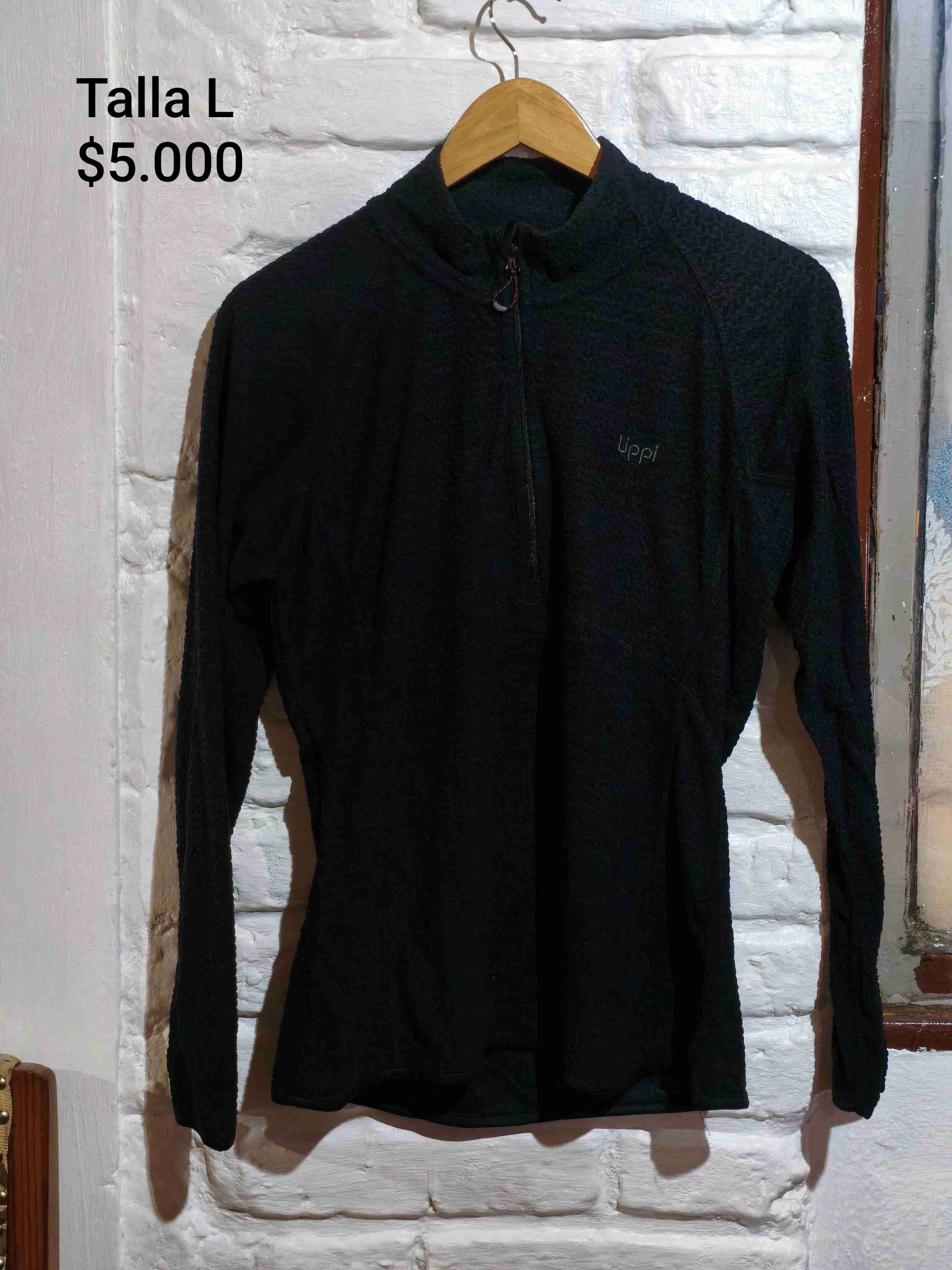 Polerón negro con cierre