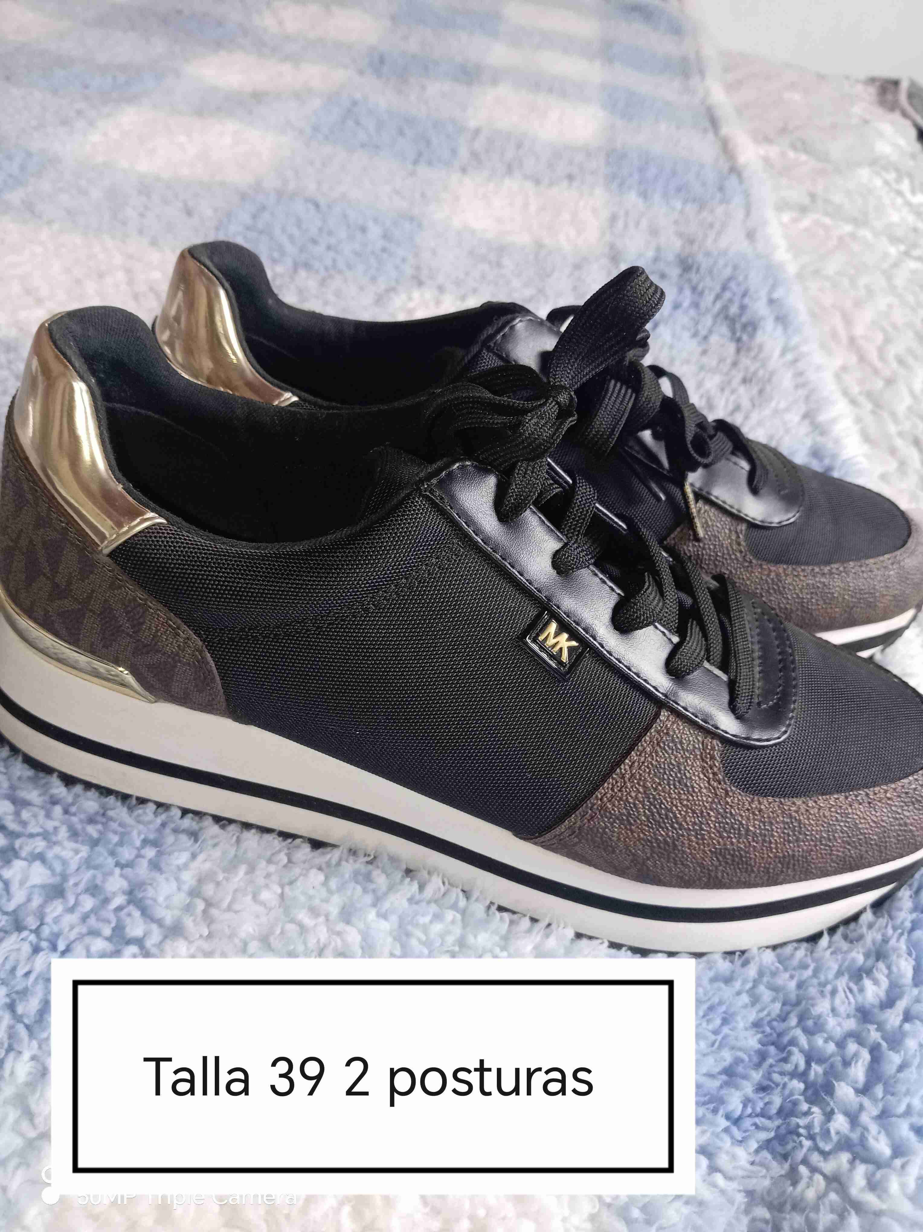 Zapatillas negras con detalles dorados