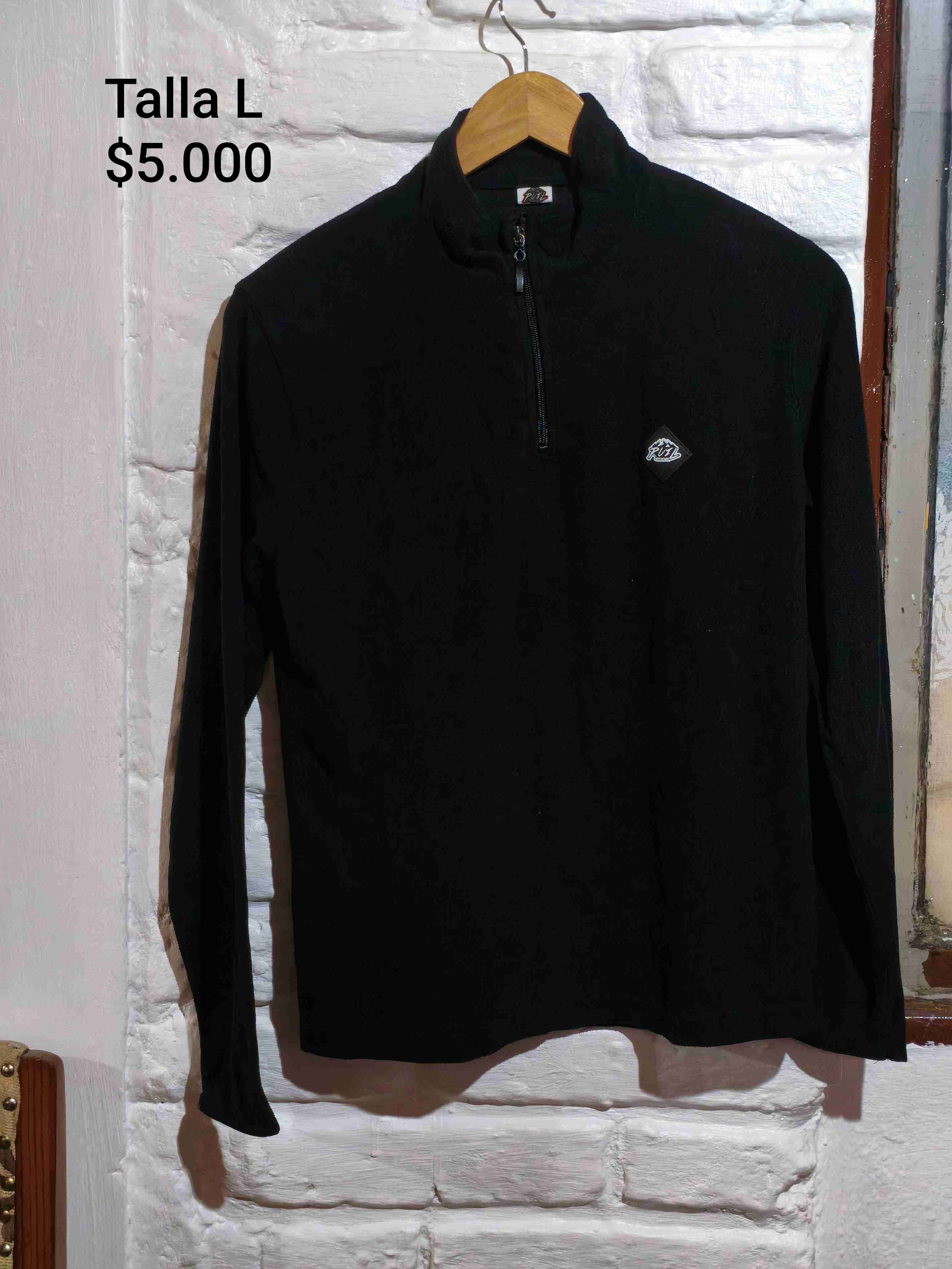 Polerón negro con cierre