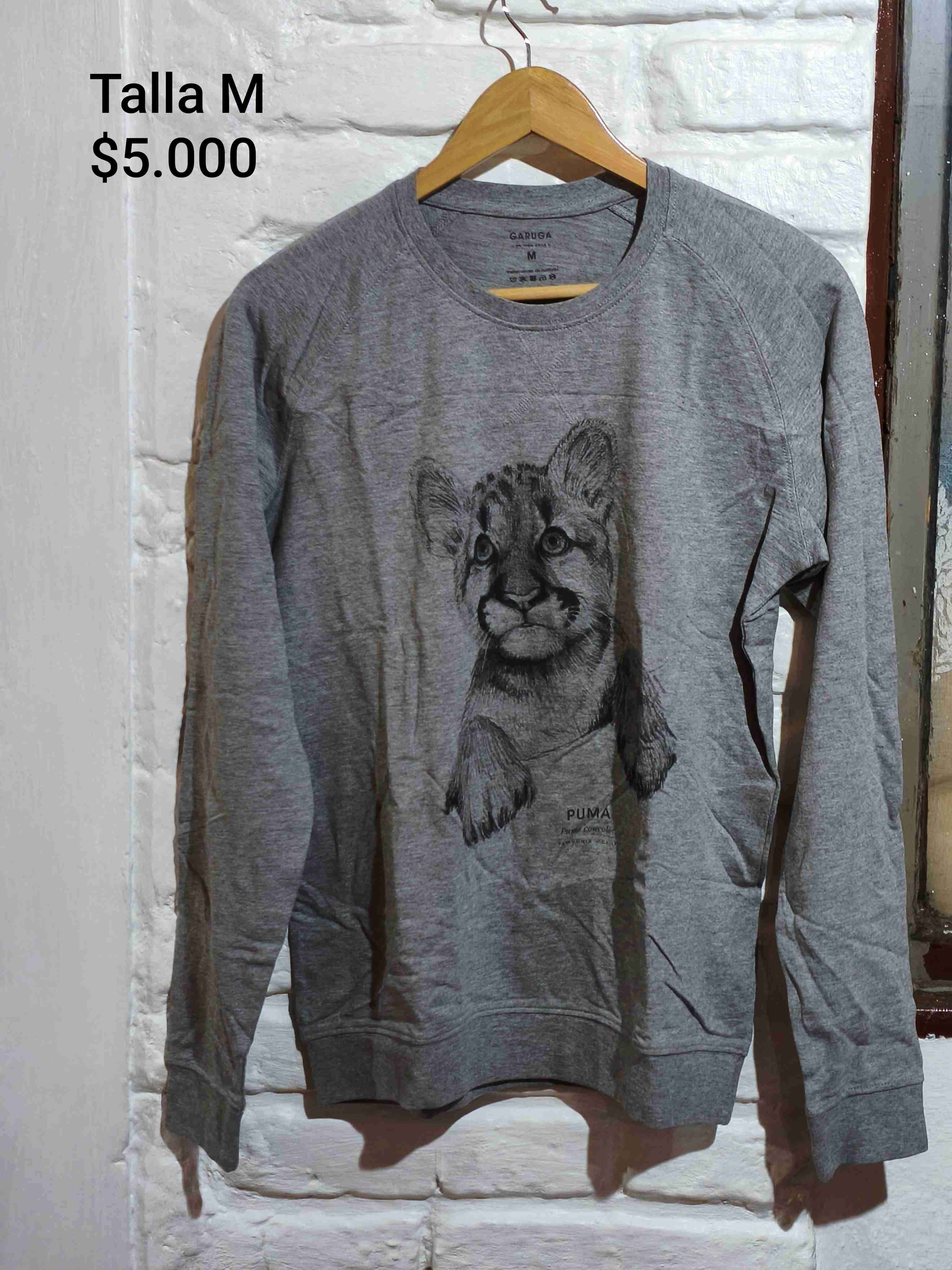 Polerón gris con diseño de león