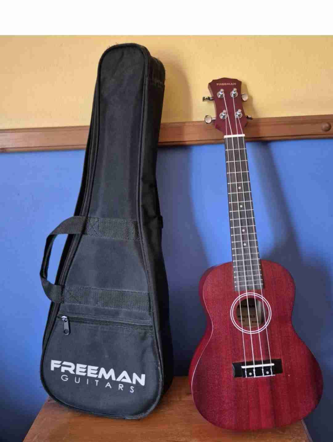 Ukulele Freeman rojo con estuche - miniatura 1