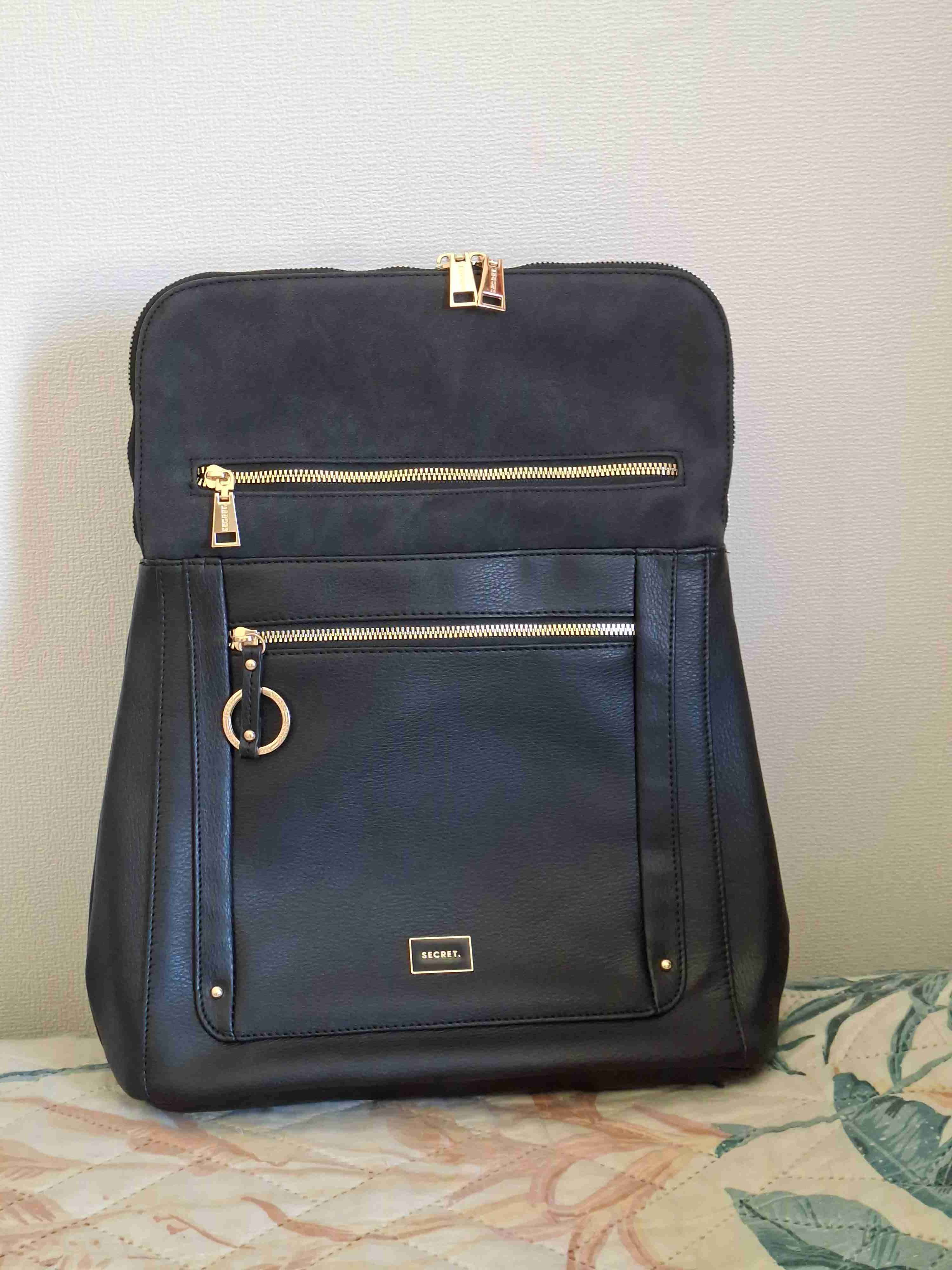 Mochila negra con detalles dorados