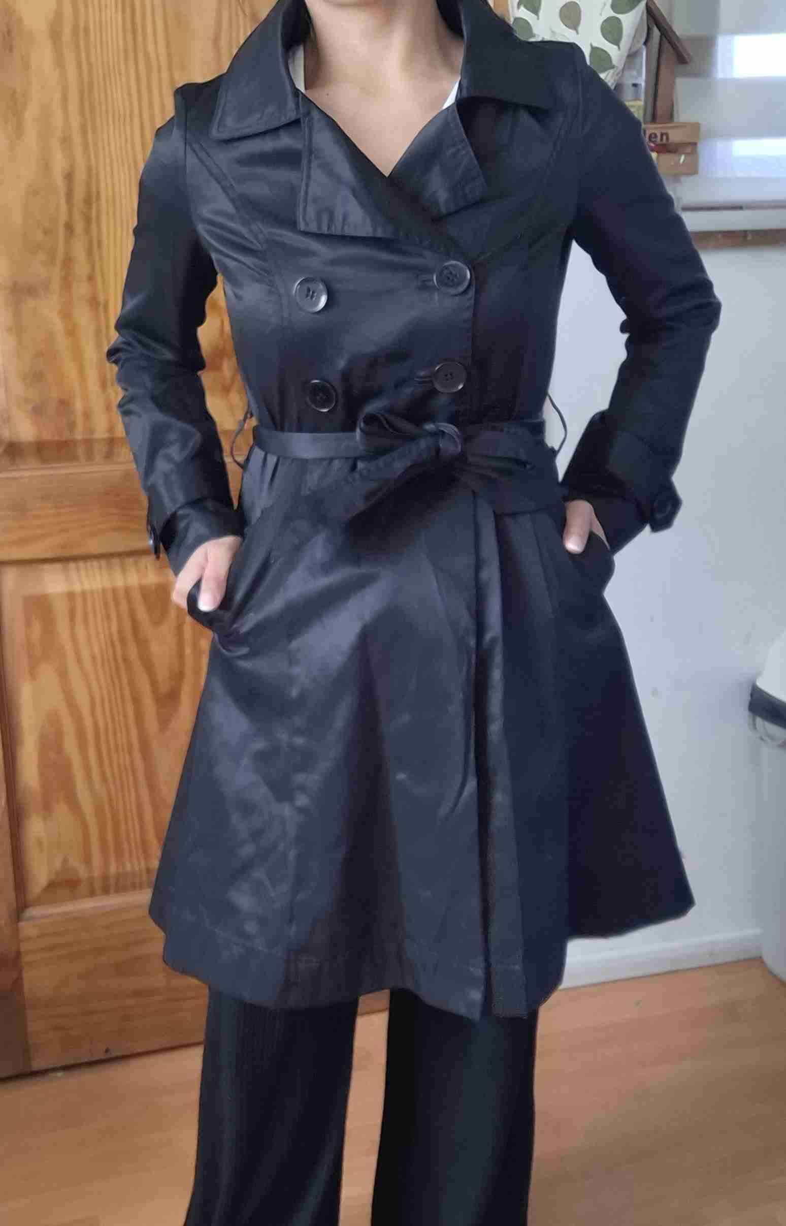 Abrigo negro con cinturón - miniatura 1