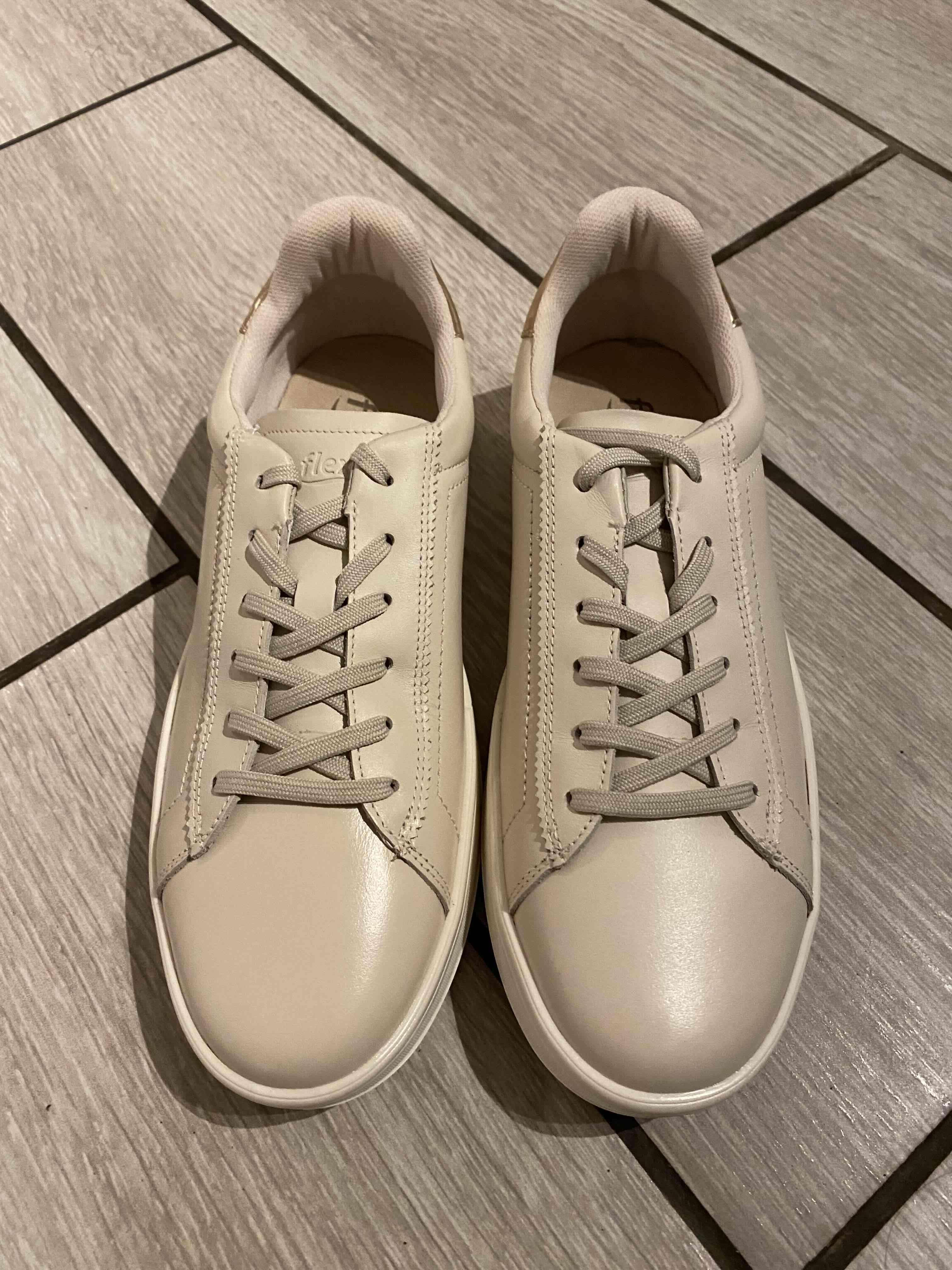 Zapatillas de cuero color crema - miniatura 1