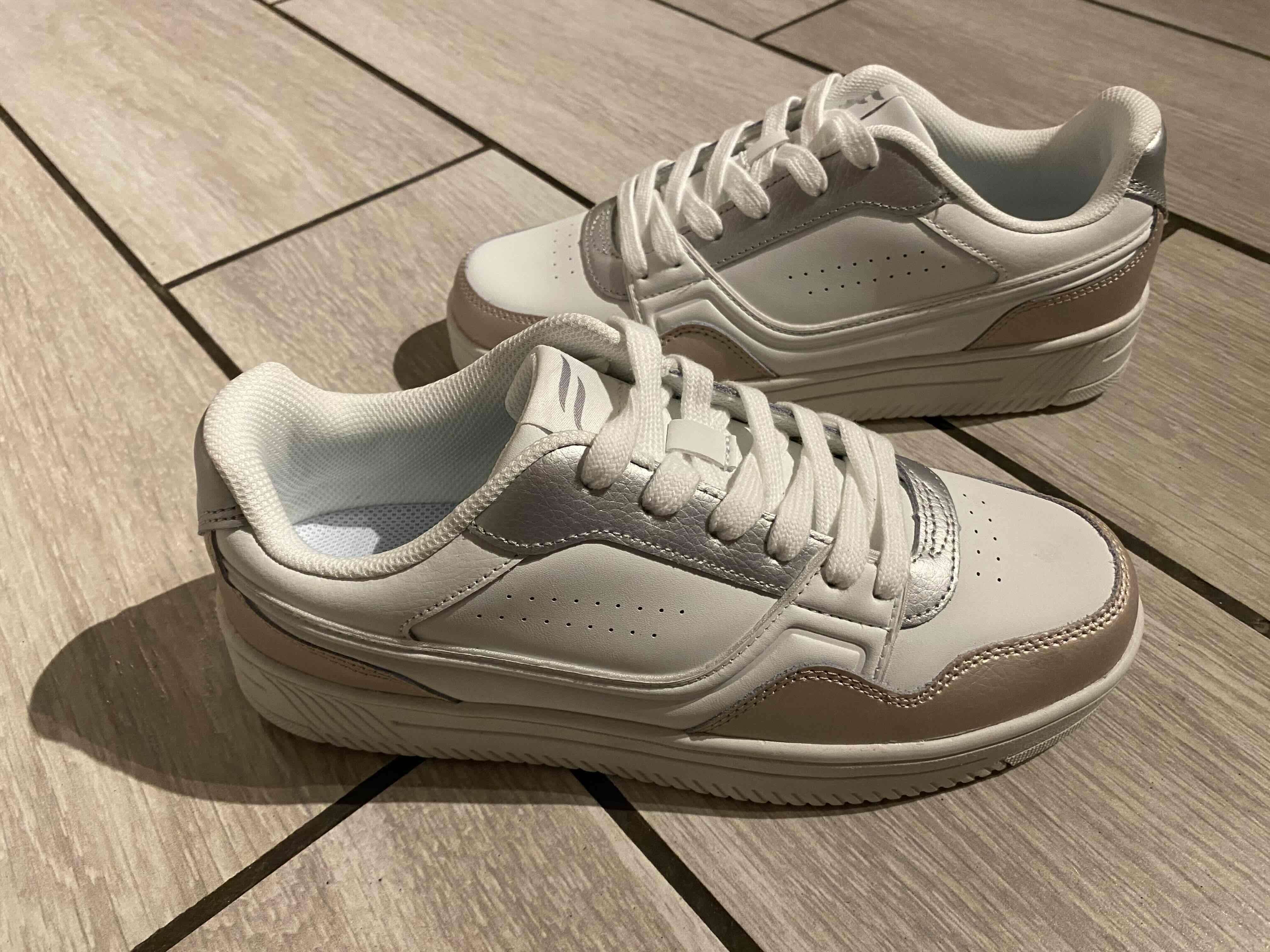 Zapatillas blancas y doradas, extra ligeras. - miniatura 2