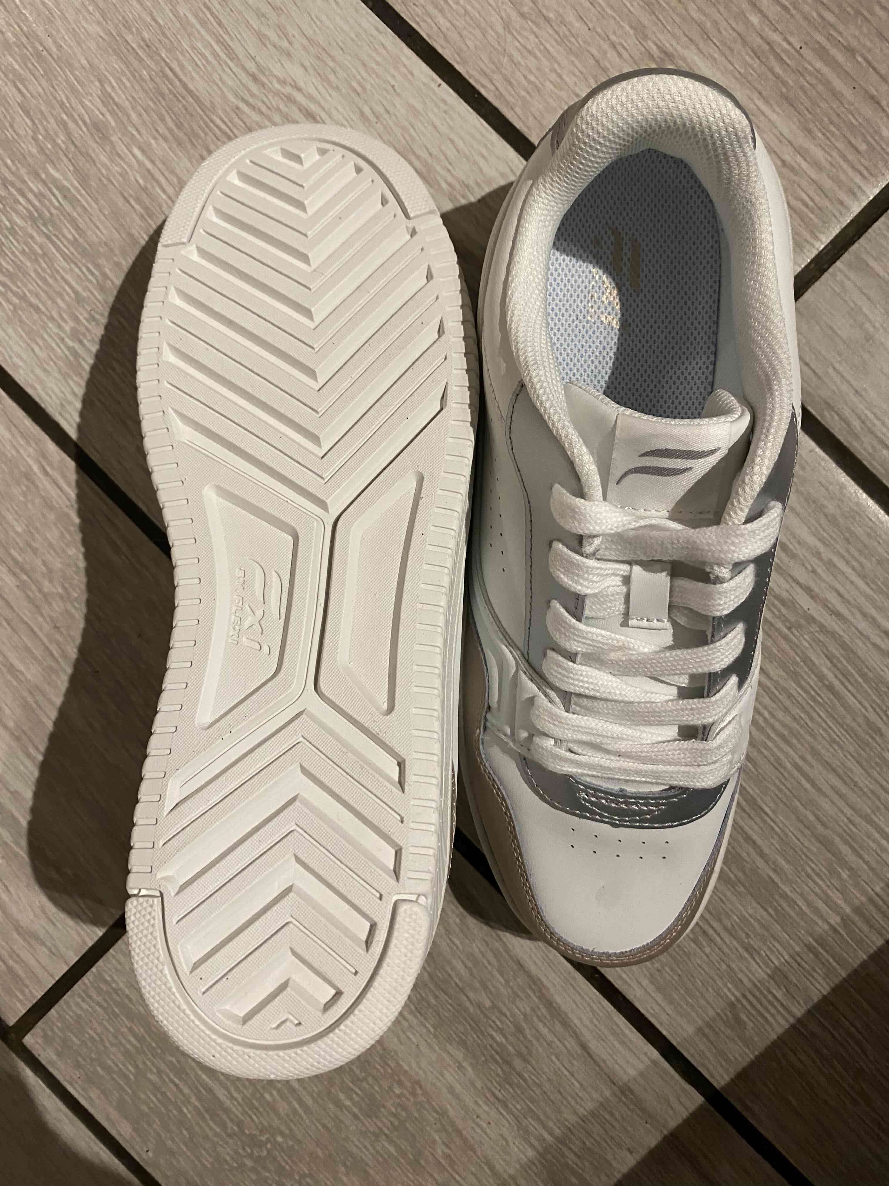 Zapatillas blancas y doradas, extra ligeras. - miniatura 3