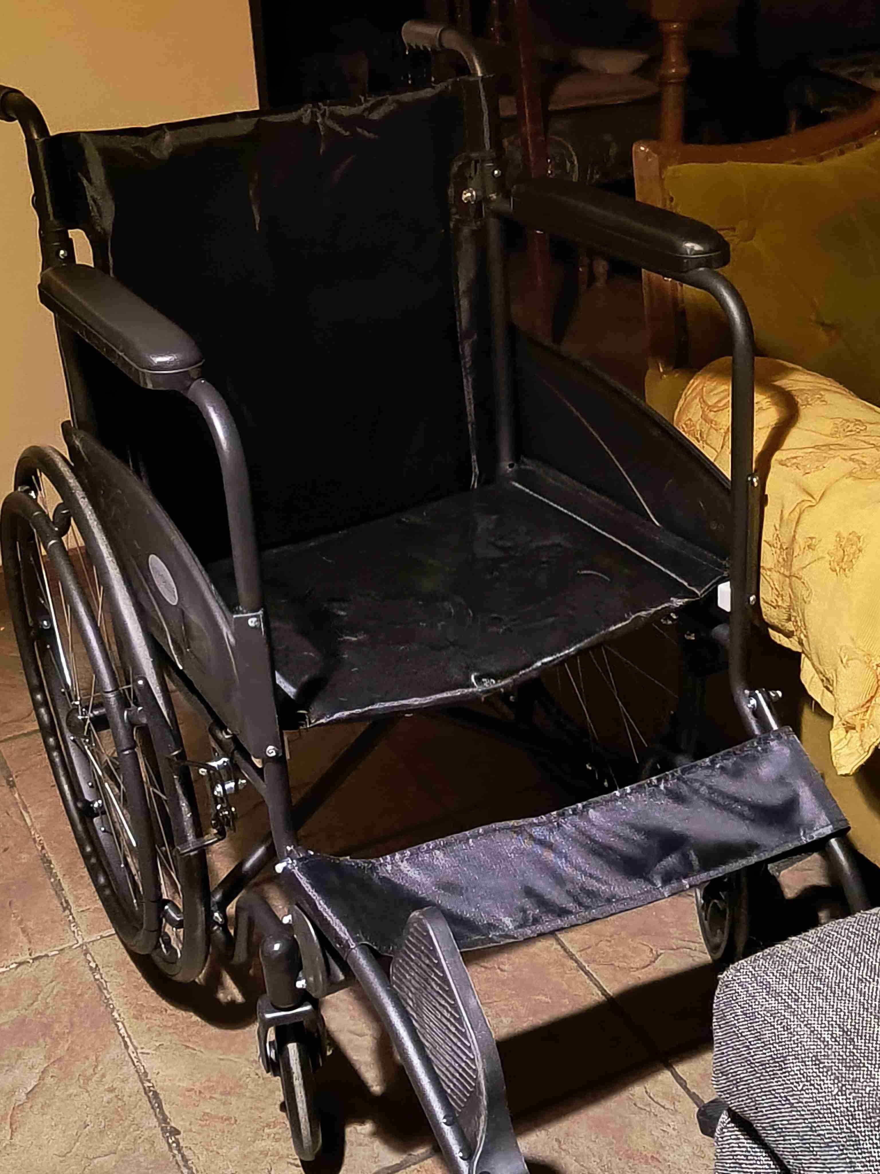 Silla de ruedas plegable negra - miniatura 3