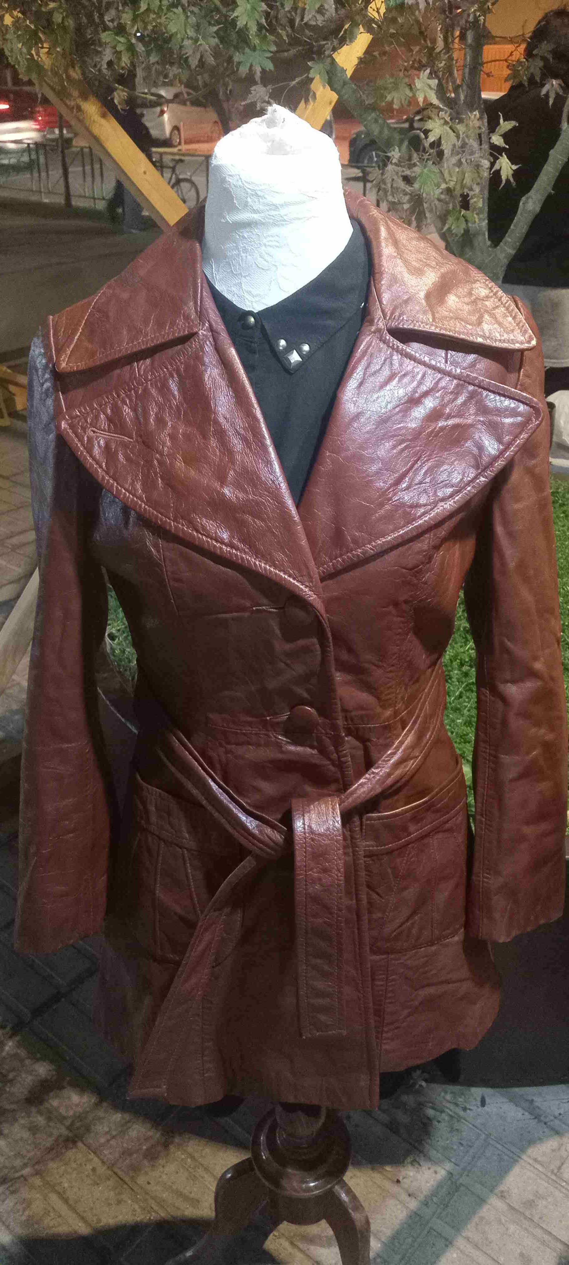 Abrigo de cuero marrón