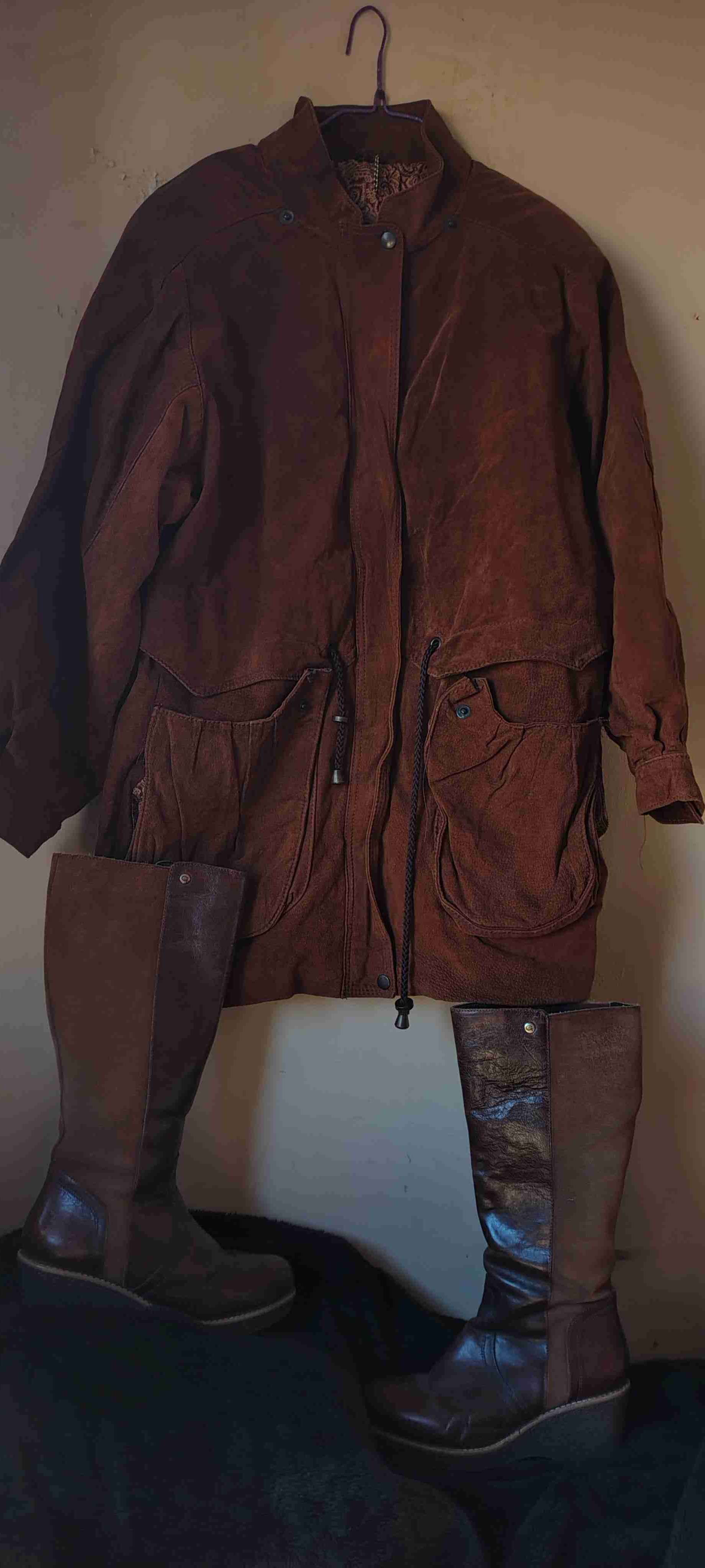 Chaqueta cuero marrón con botas - miniatura 1