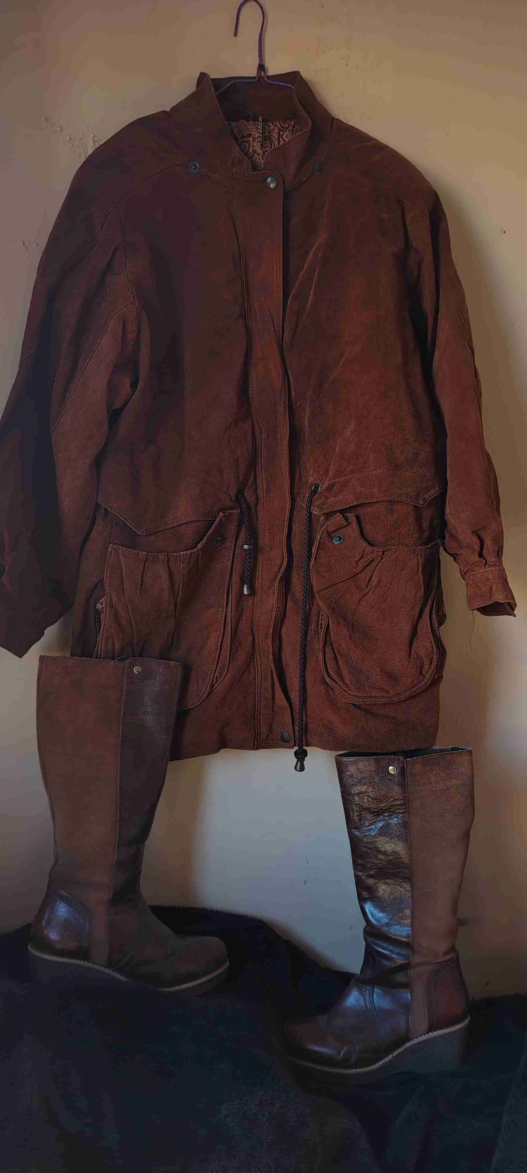 Chaqueta cuero marrón con botas - miniatura 2