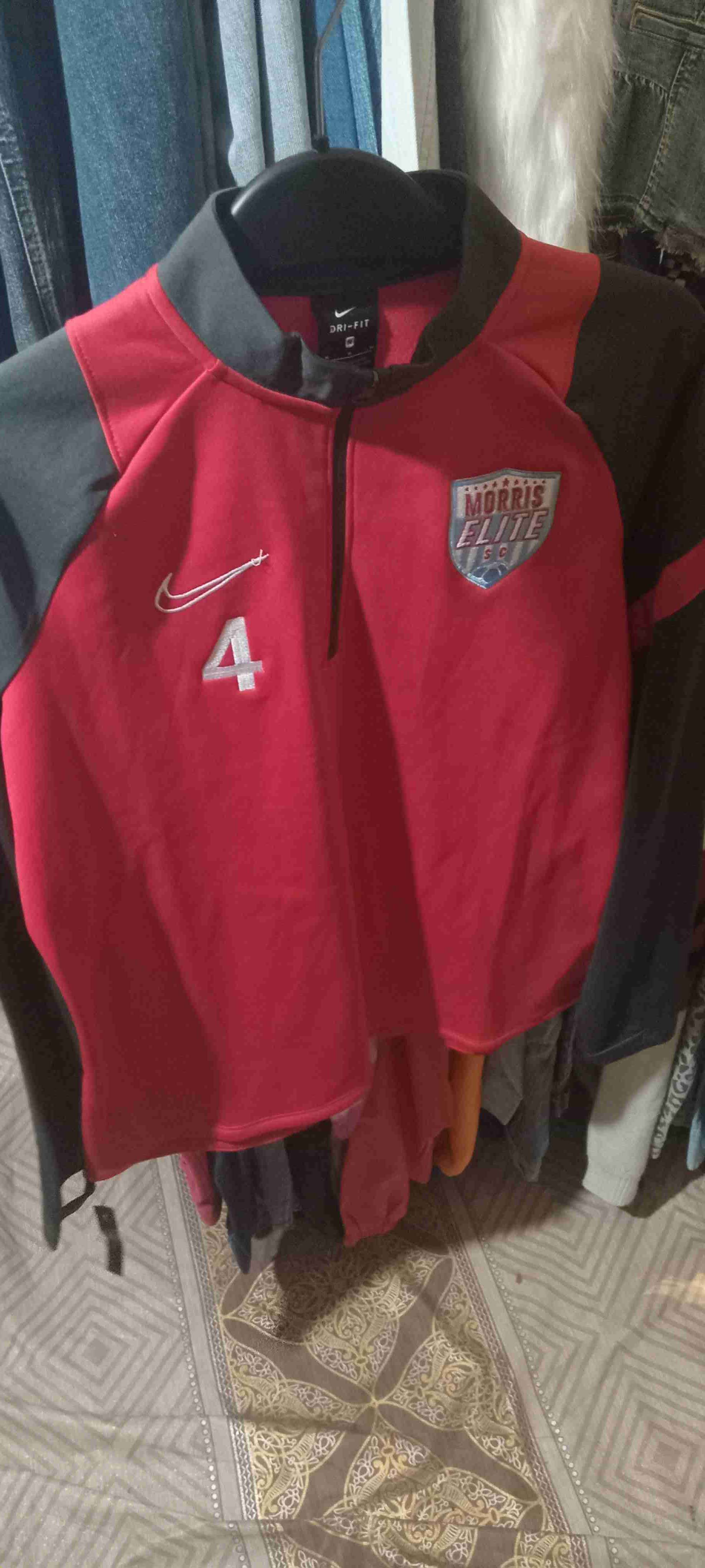 Polerón deportivo rojo