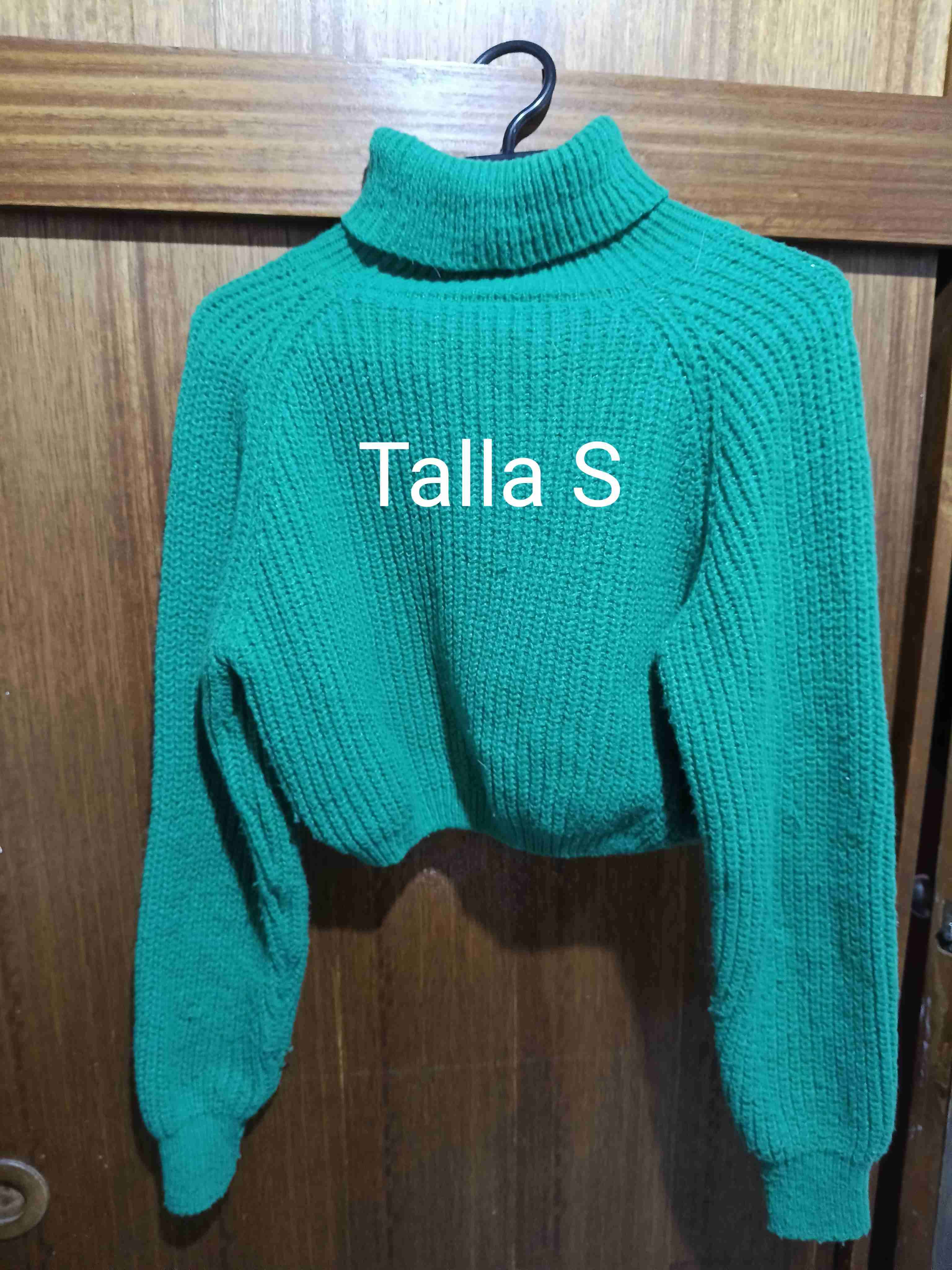 Suéter verde cuello alto