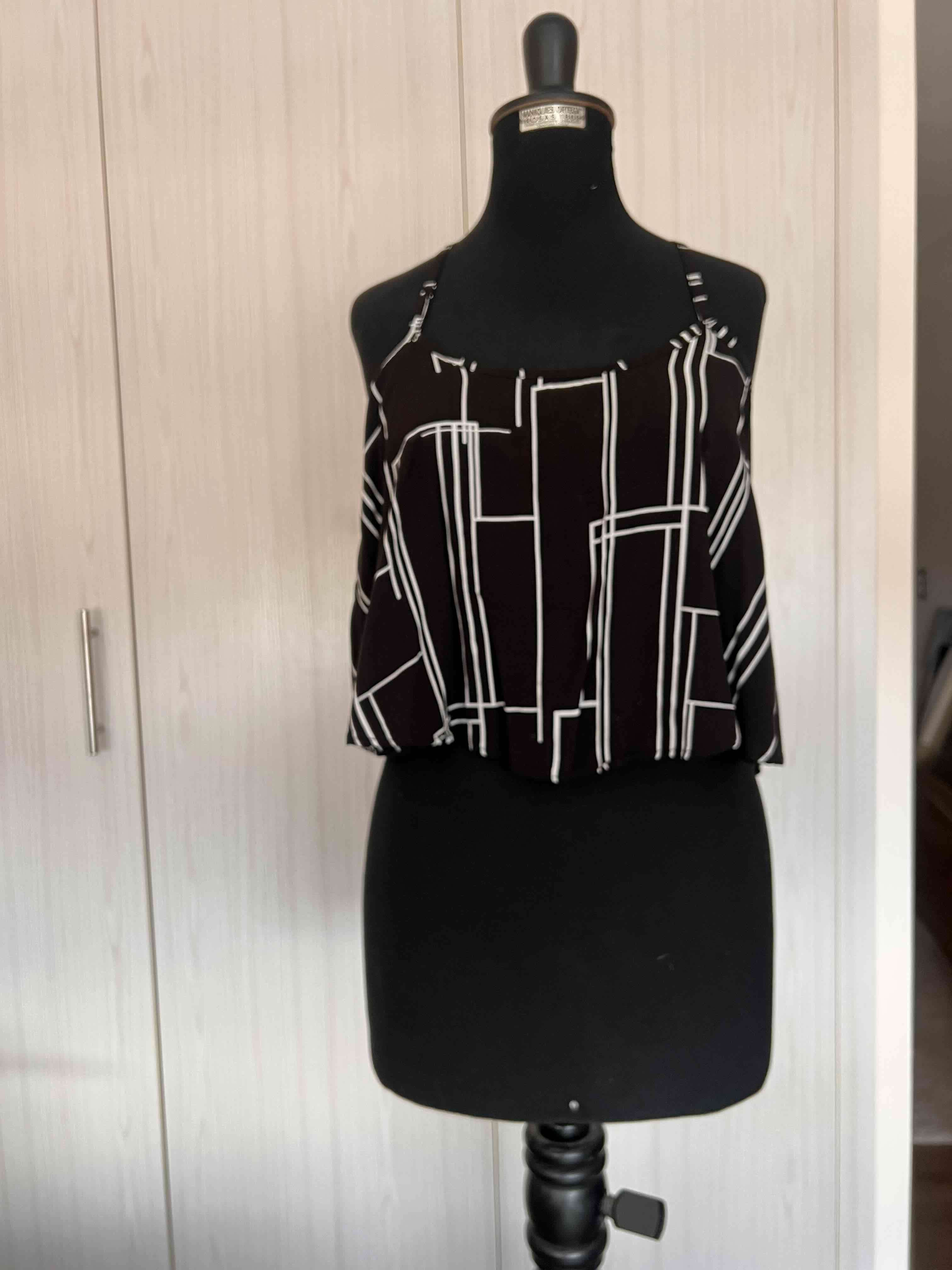 Top negro con diseño geométrico