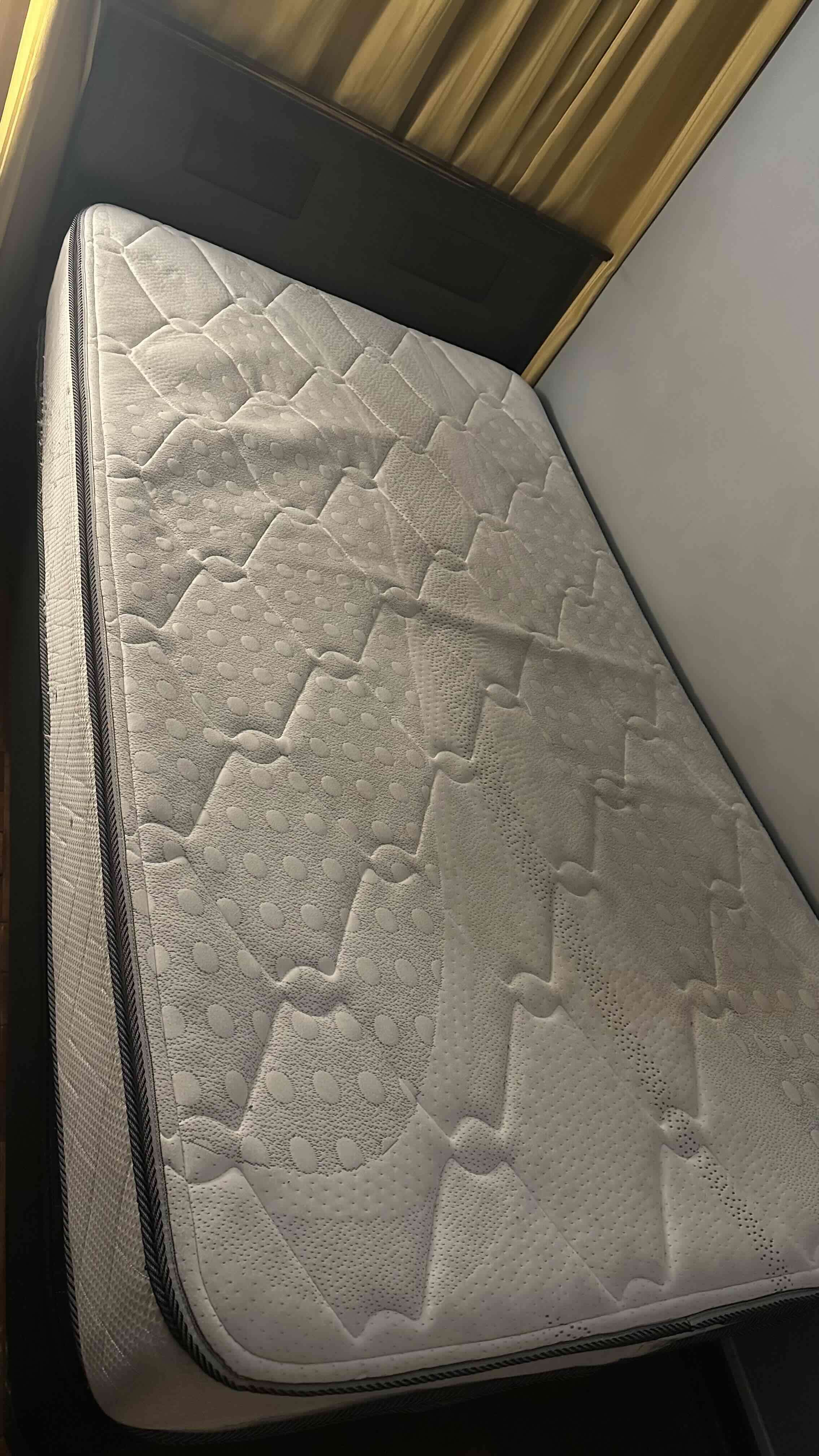 Colchón de una plaza y media en buen estado