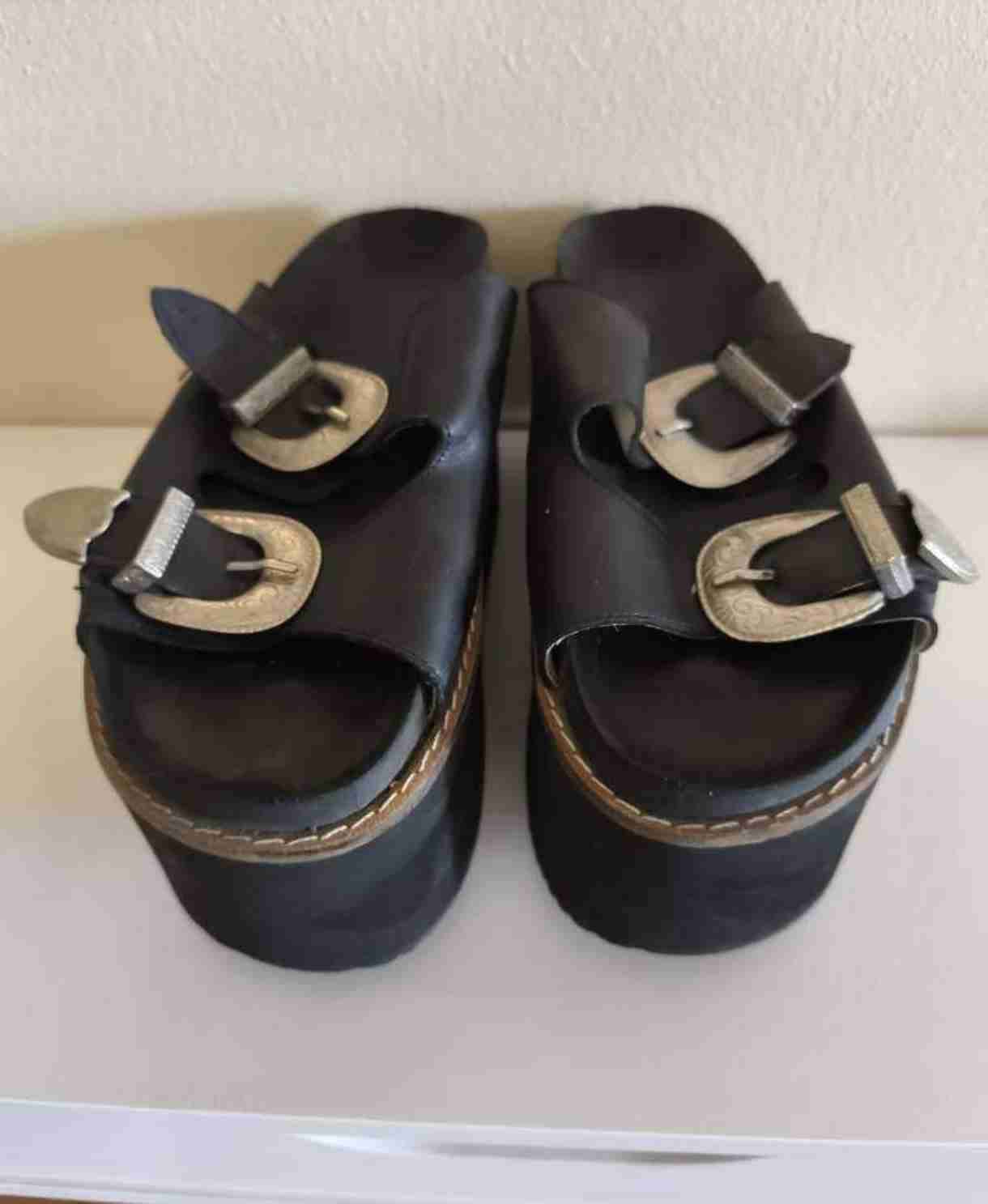 Sandalias negras con hebilla - miniatura 1