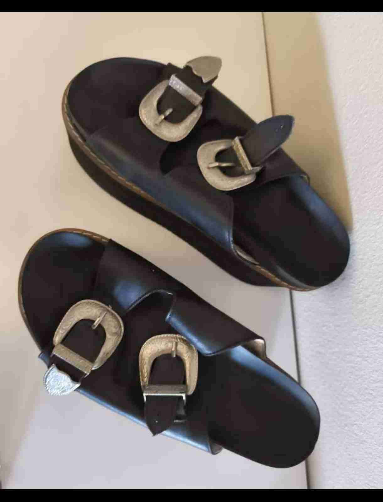 Sandalias negras con hebilla - miniatura 3