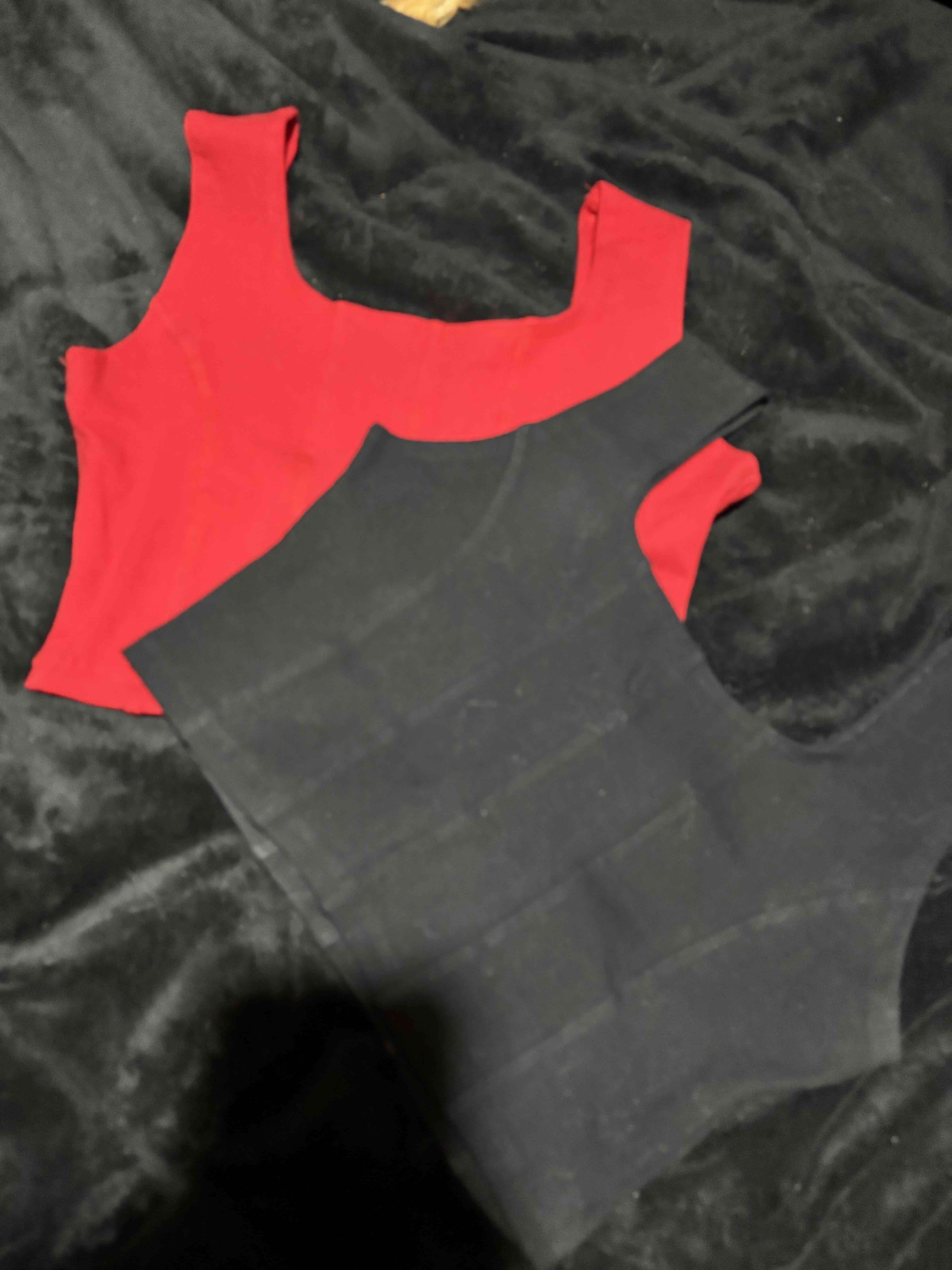 Poleras rojas y negras