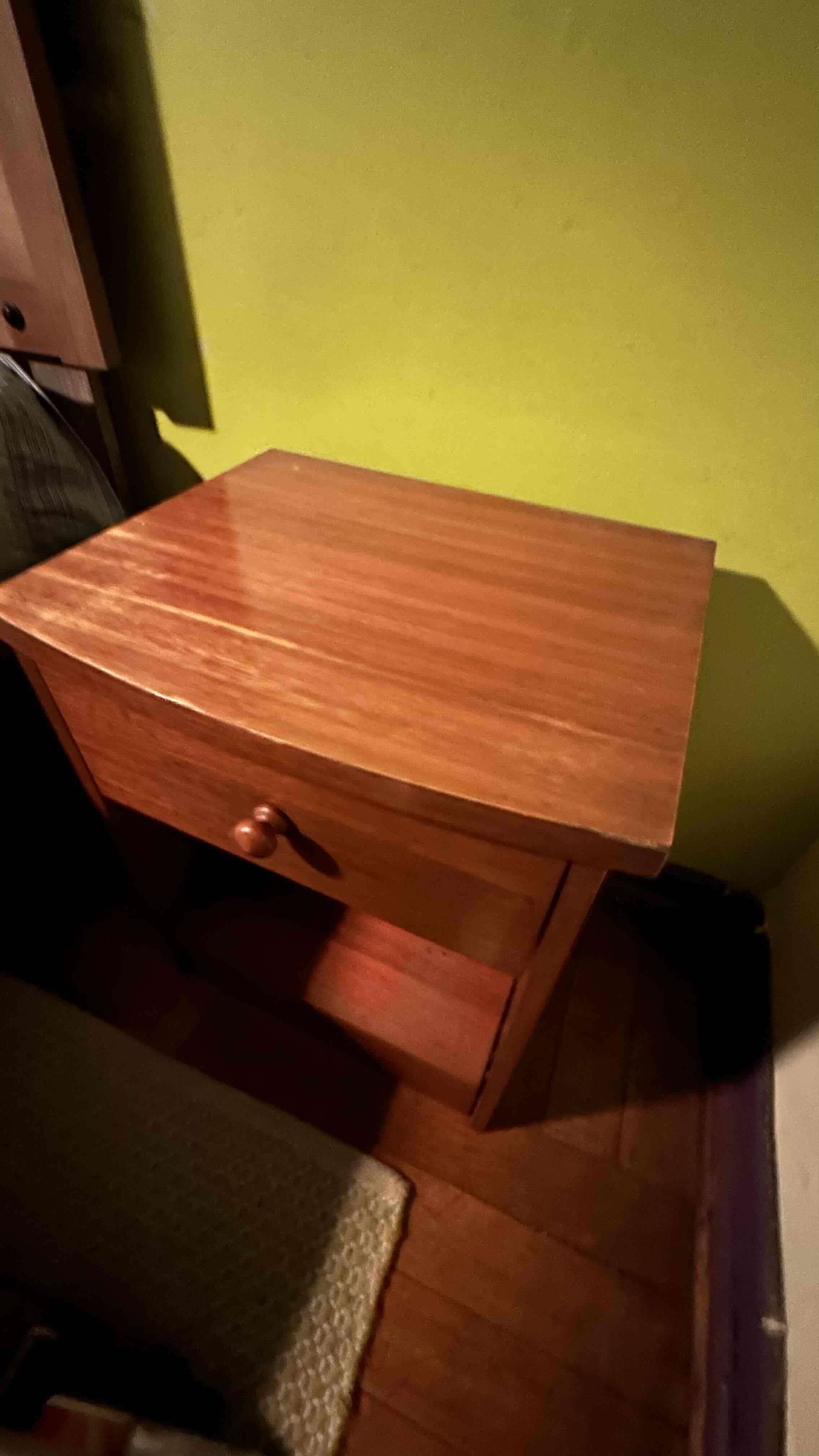 Velador de madera con cajón - miniatura 1