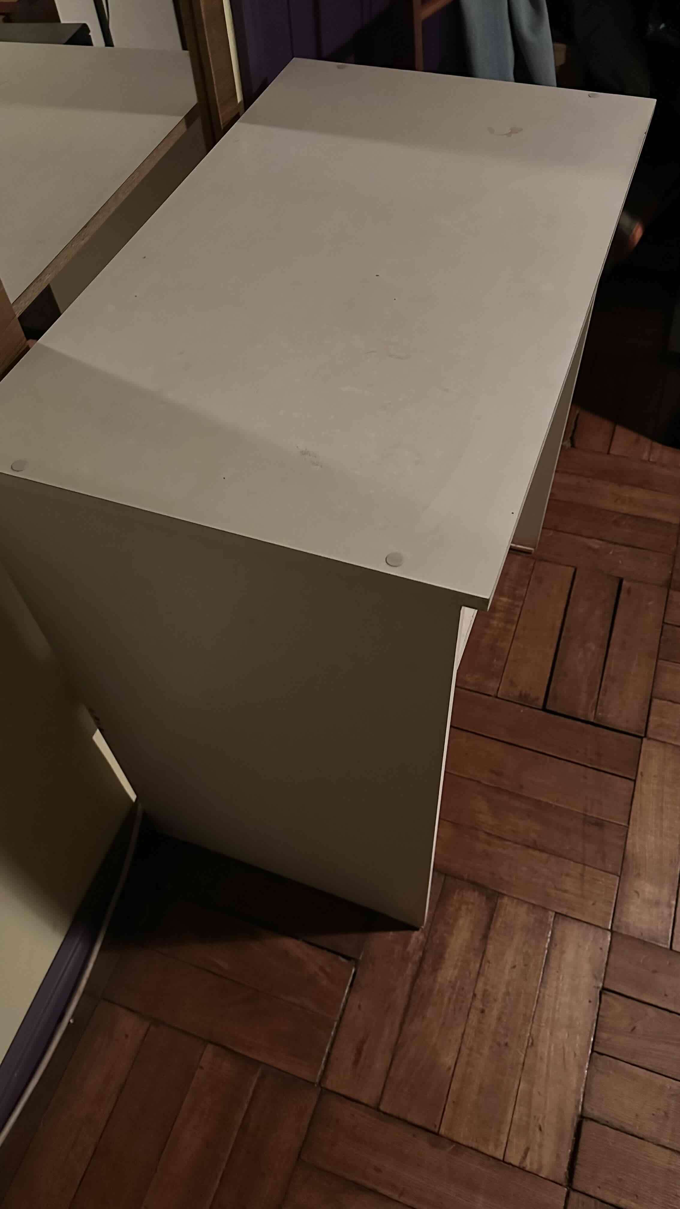 Escritorio blanco pequeño - miniatura 1