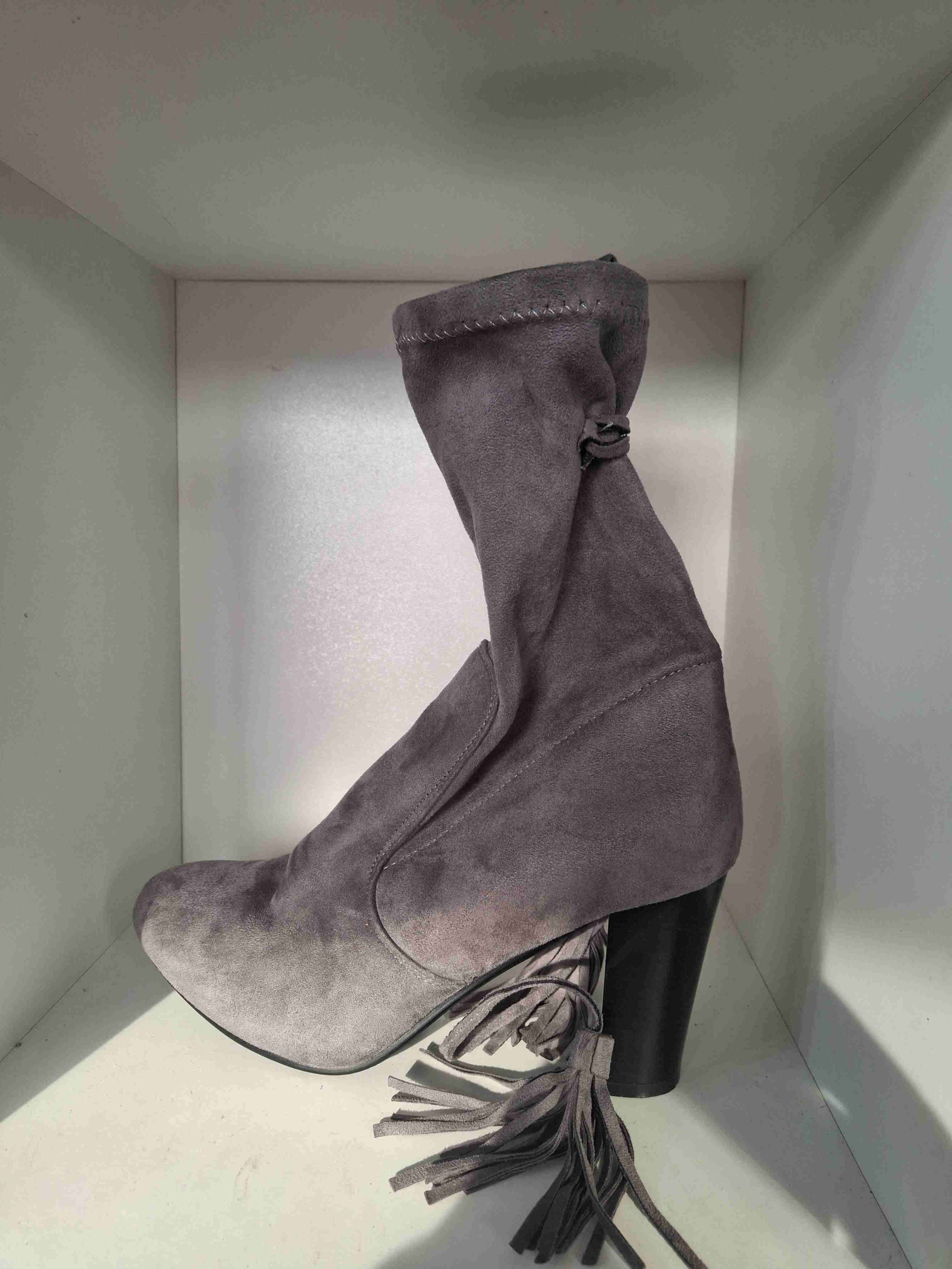Botín de tacón gris con flecos