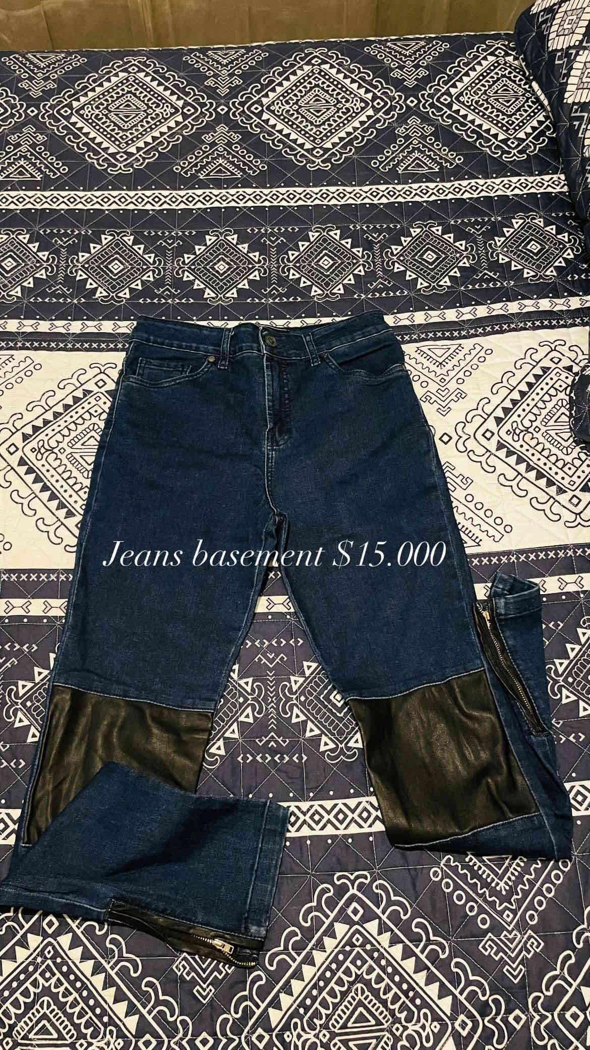 Jeans con detalle de cuero